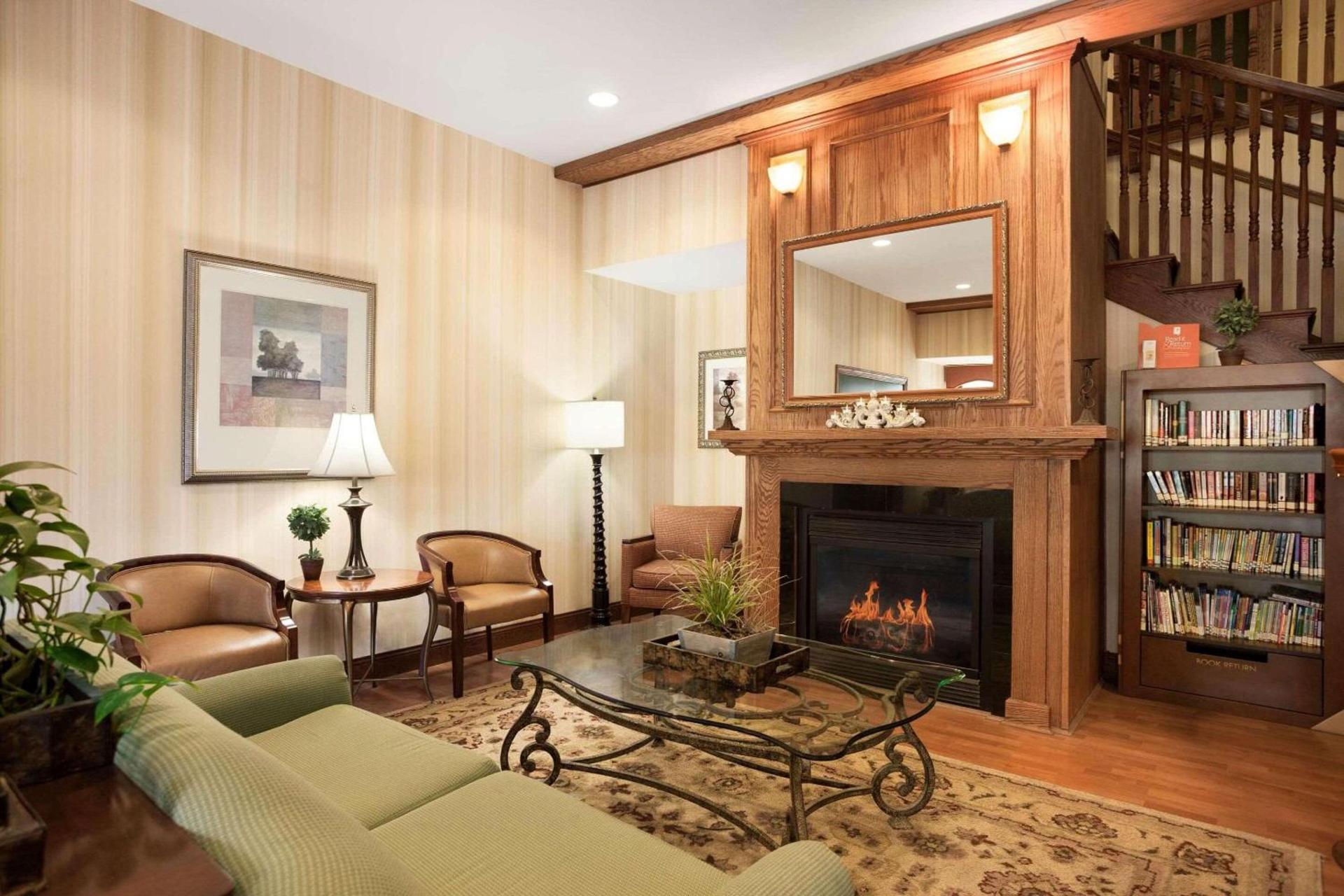 Country Inn & Suites by Radisson, Ithaca, NY photo 2