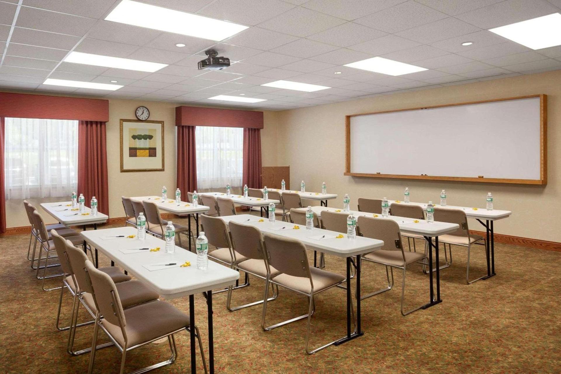Country Inn & Suites by Radisson, Ithaca, NY photo 12