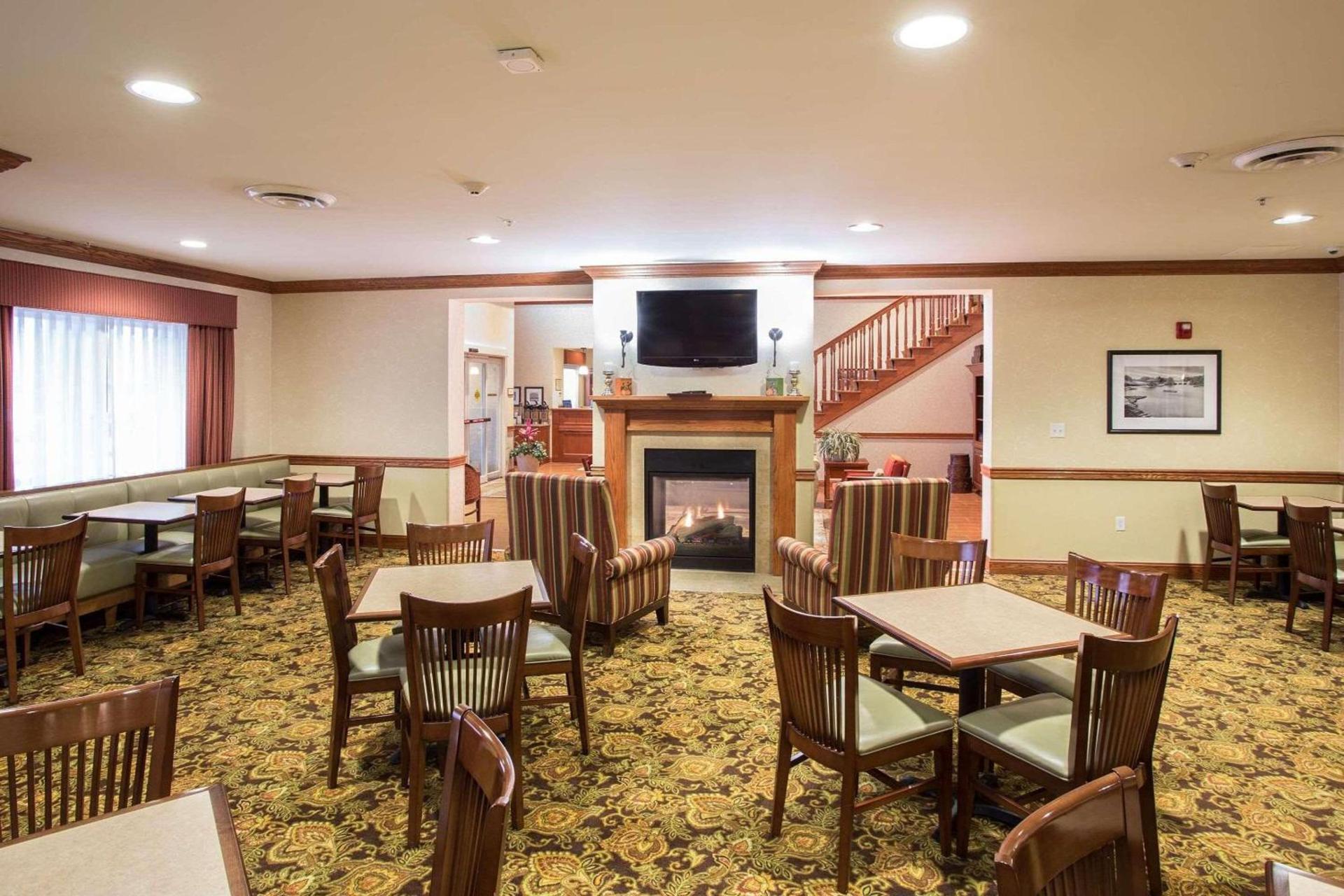 Country Inn & Suites by Radisson, Buffalo South I-90, NY photo 16