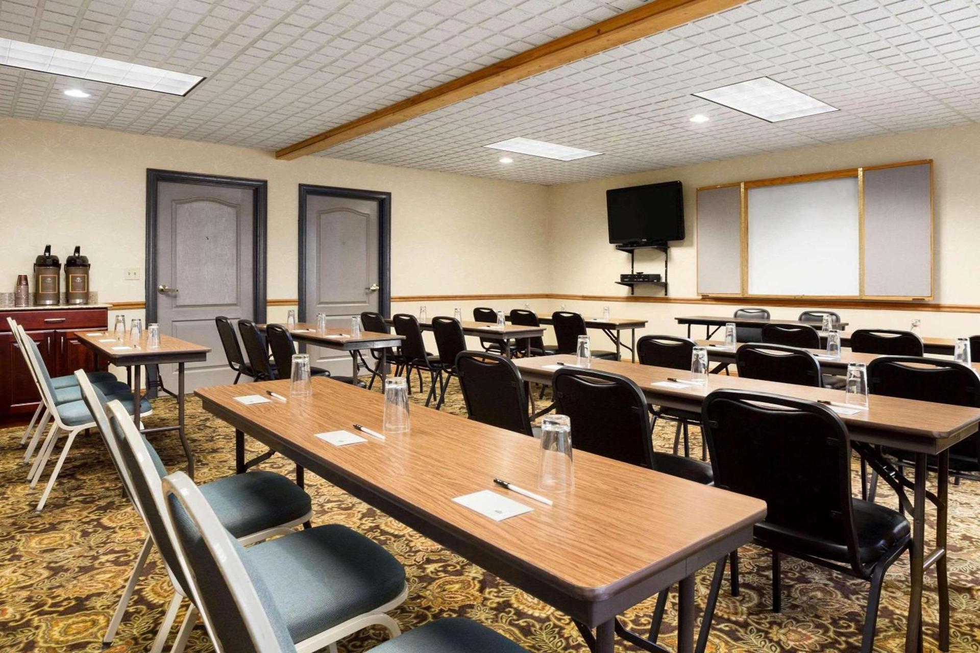 Country Inn & Suites by Radisson, Columbus West, OH photo 11