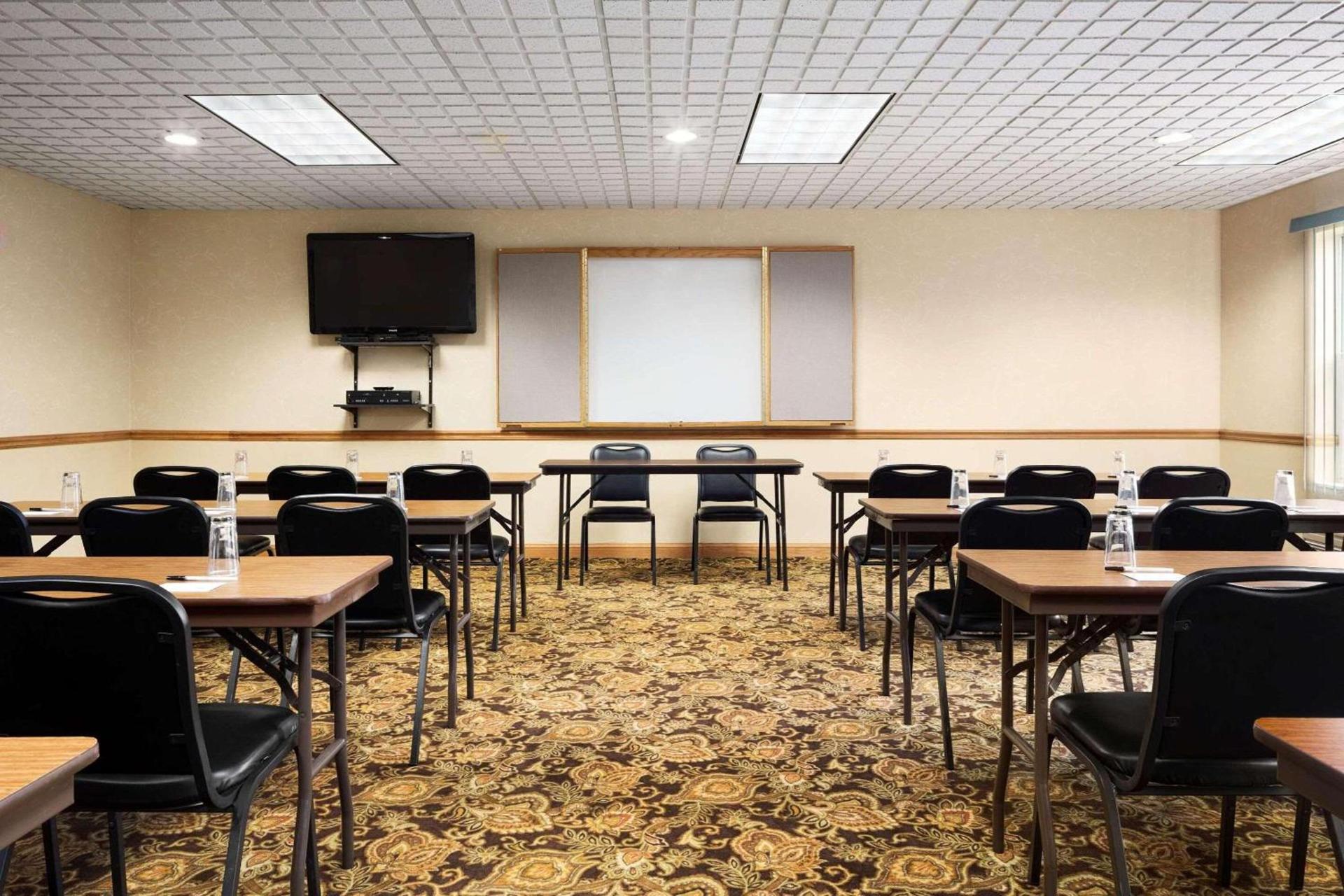 Country Inn & Suites by Radisson, Columbus West, OH photo 12