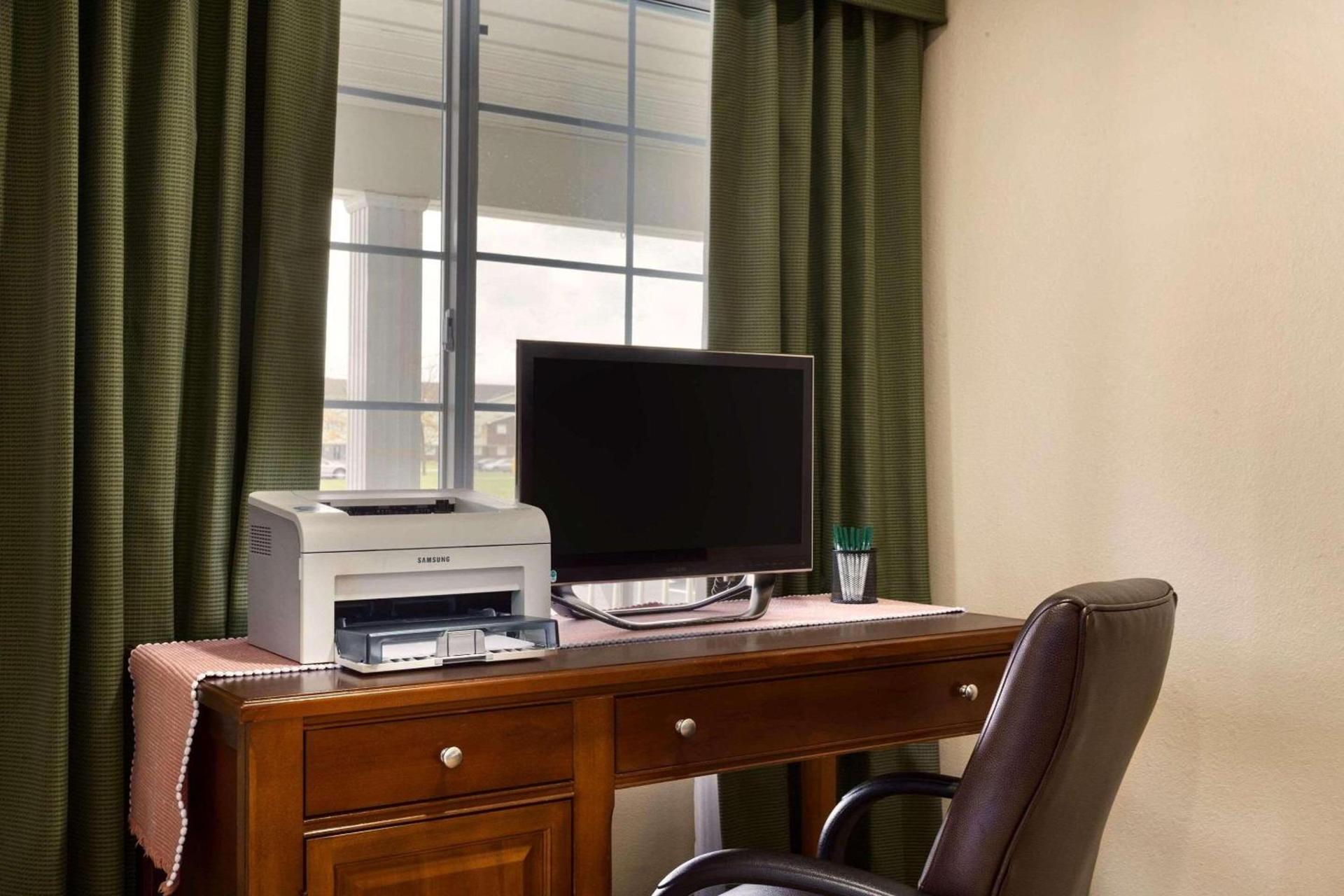 Country Inn & Suites by Radisson, Marion, OH photo 10