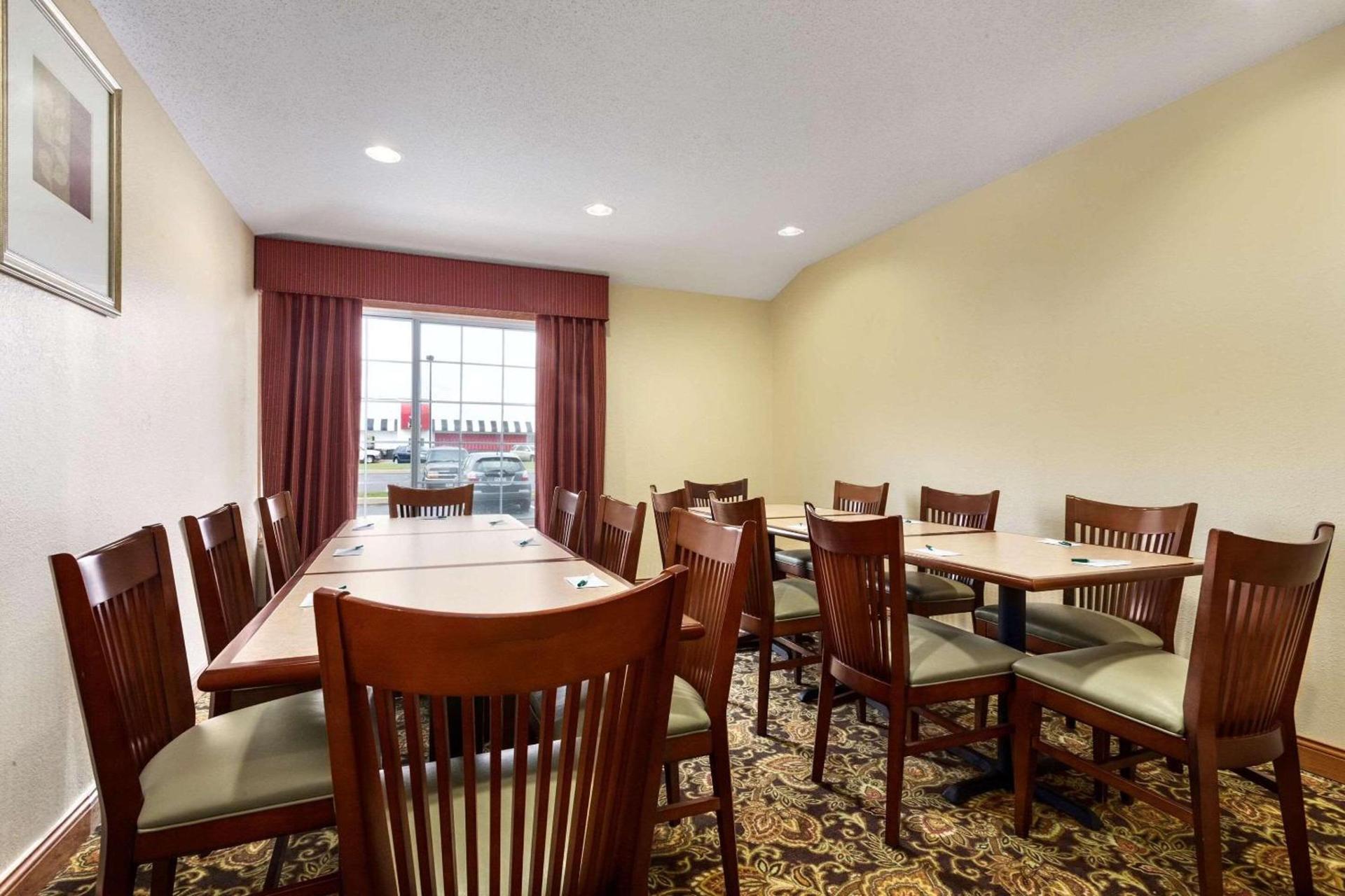 Country Inn & Suites by Radisson, Marion, OH photo 11