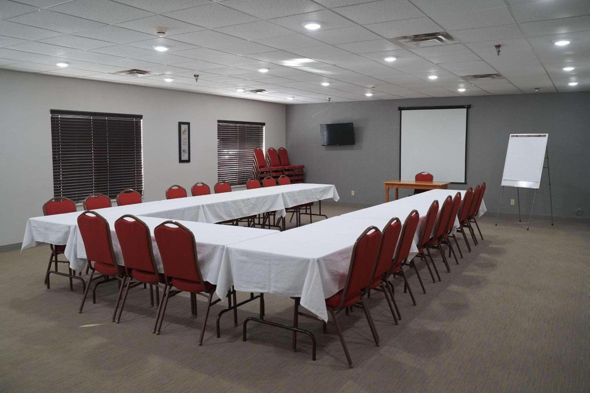 Country Inn & Suites by Radisson, Watertown, SD photo 11