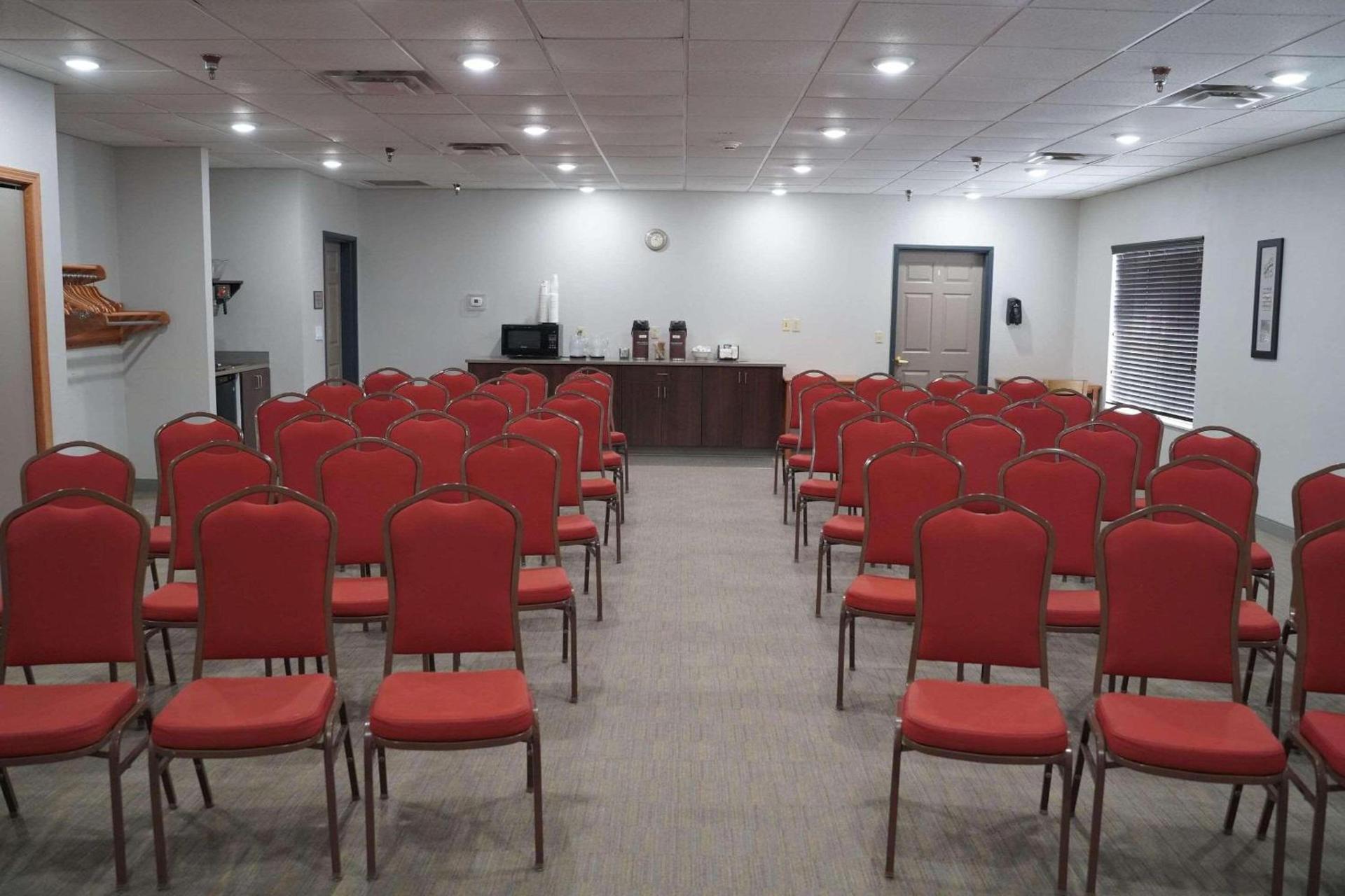 Country Inn & Suites by Radisson, Watertown, SD photo 12