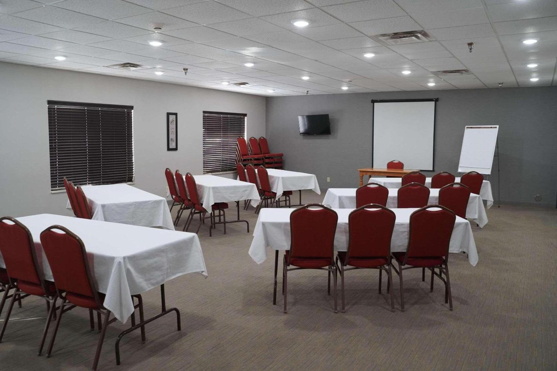 Country Inn & Suites by Radisson, Watertown, SD photo 13