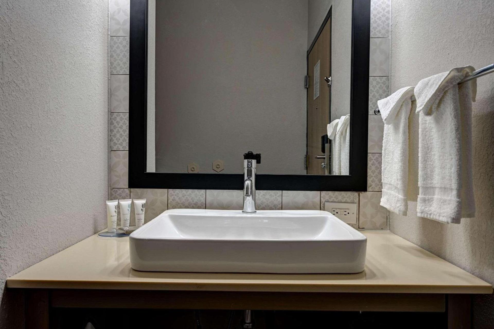 Country Inn & Suites by Radisson, Pierre, SD photo 5