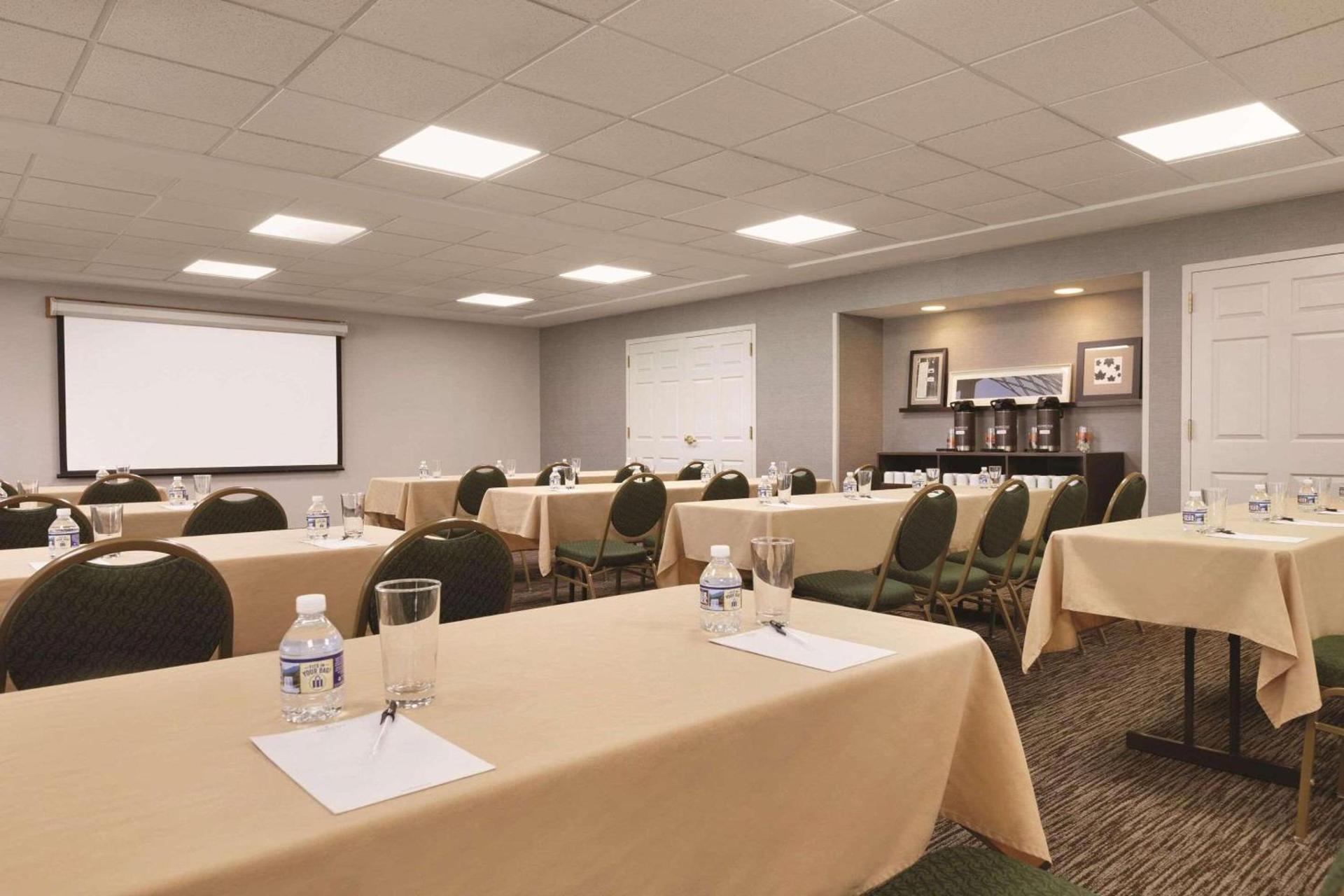 Country Inn & Suites by Radisson, Roanoke, VA photo 14
