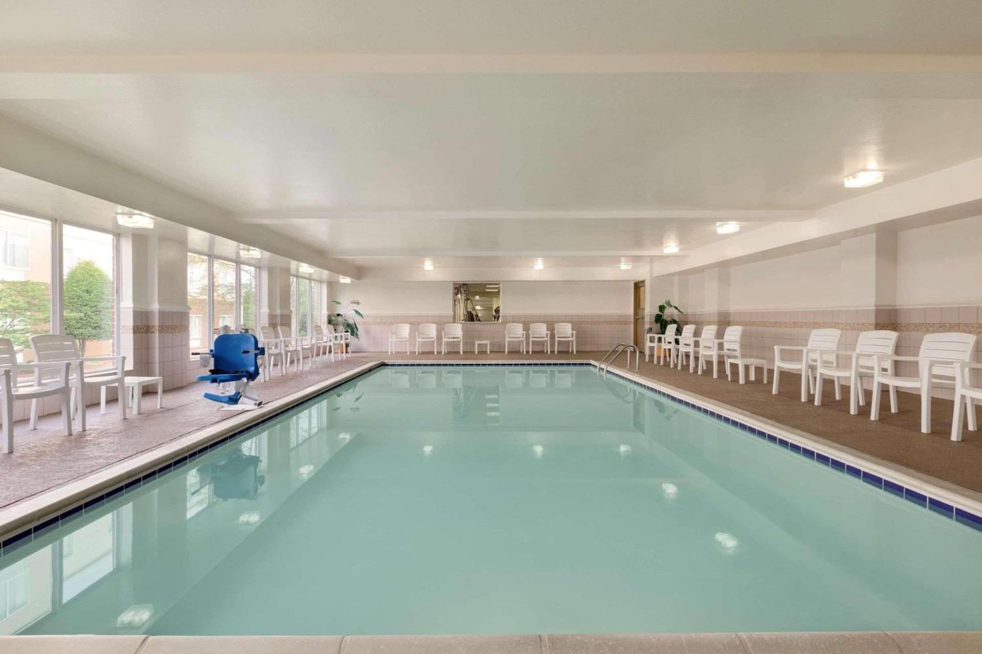 Country Inn & Suites by Radisson, Chester, VA photo 9