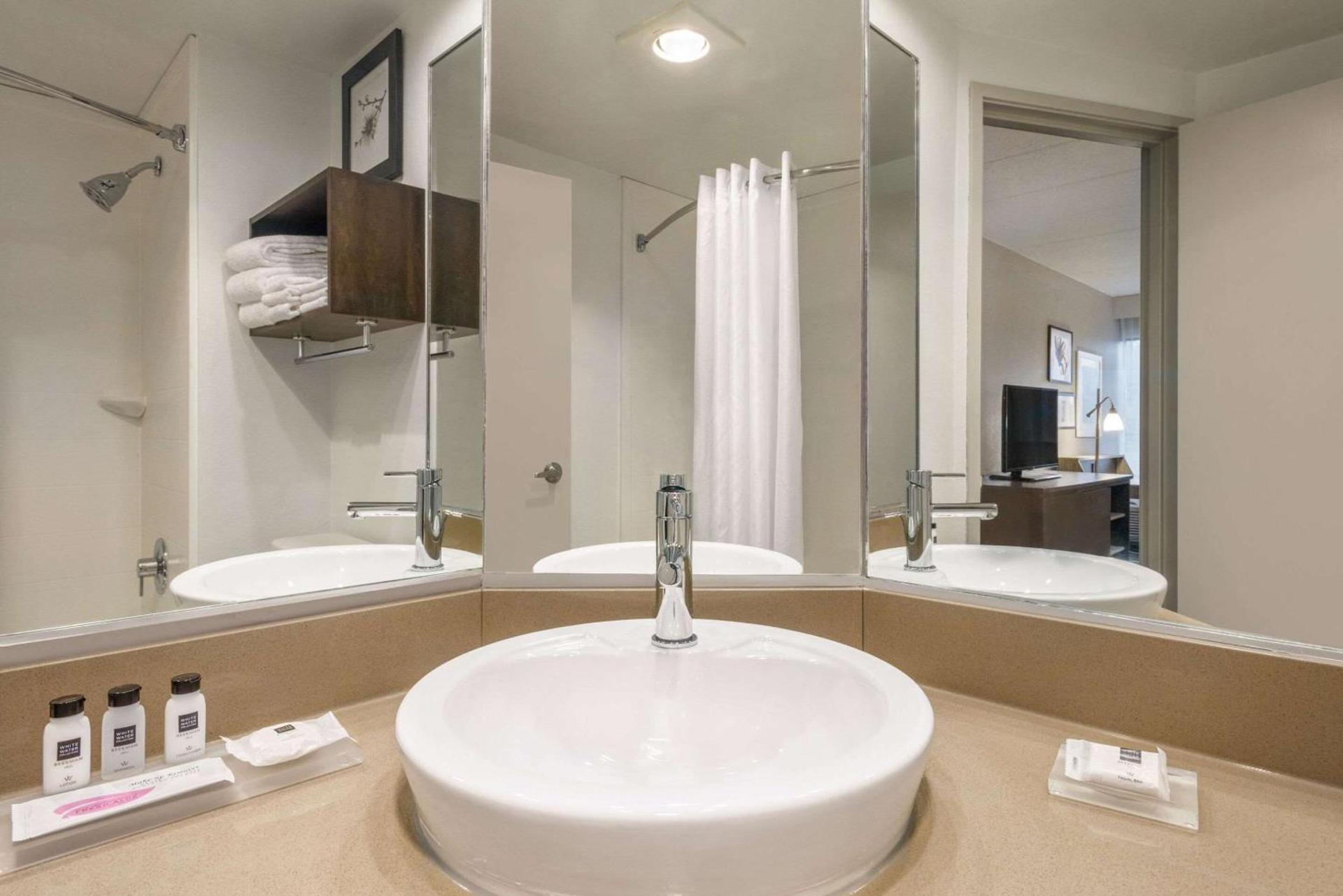 Country Inn & Suites by Radisson, La Crosse, WI photo 14
