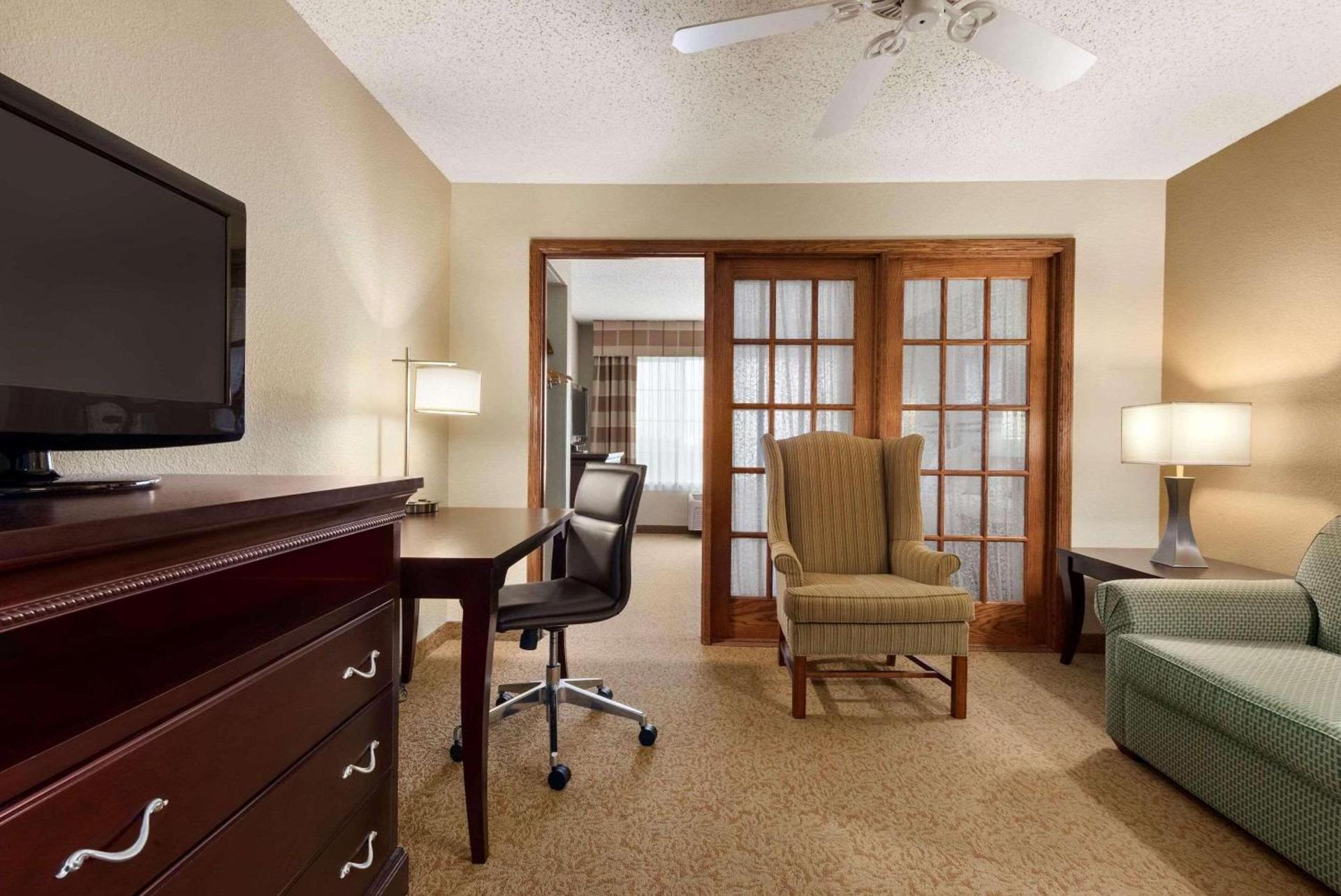 Country Inn & Suites by Radisson, West Bend, WI photo 4