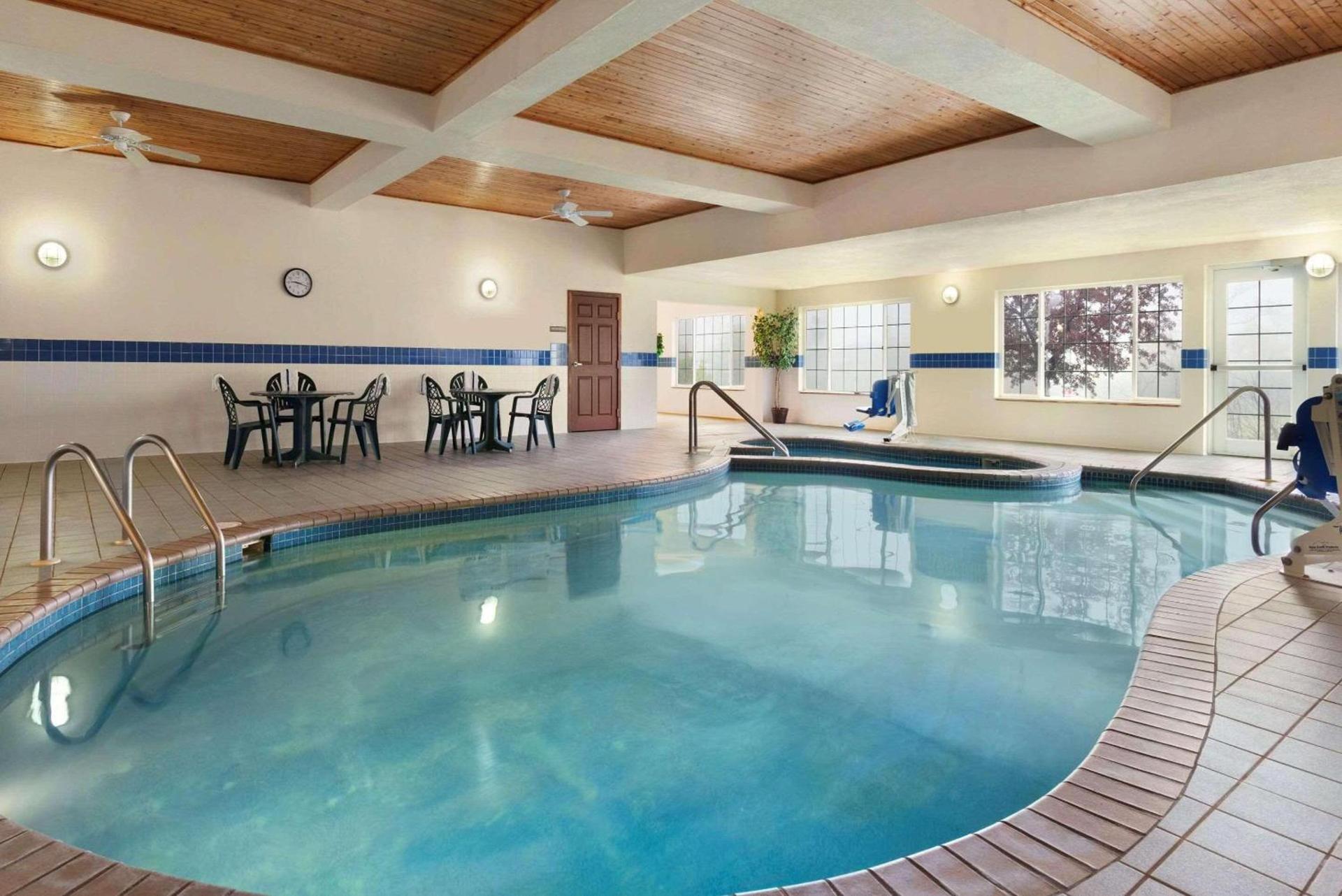 Country Inn & Suites by Radisson, West Bend, WI photo 6