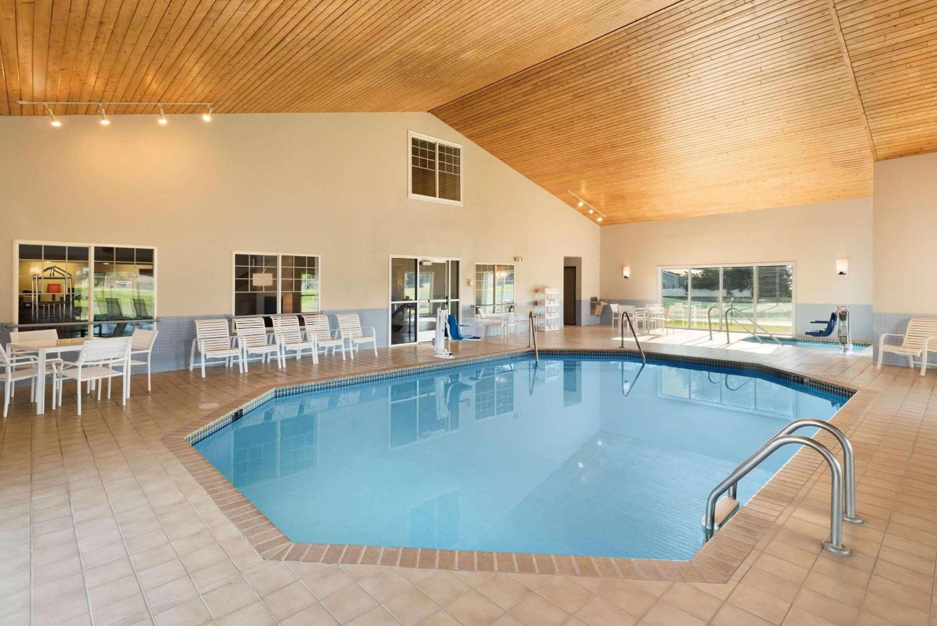 Country Inn & Suites by Radisson, Chippewa Falls, WI photo 8