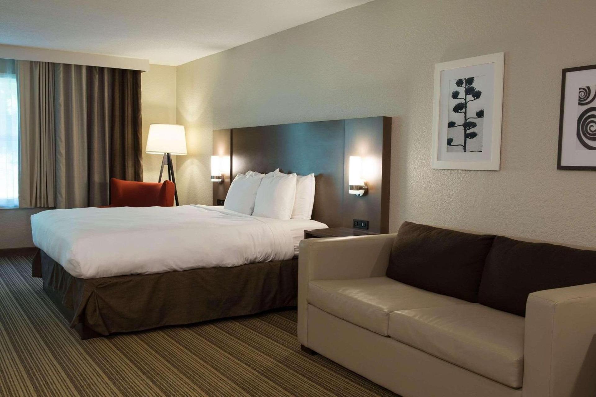 Country Inn & Suites by Radisson, Platteville, WI photo 9