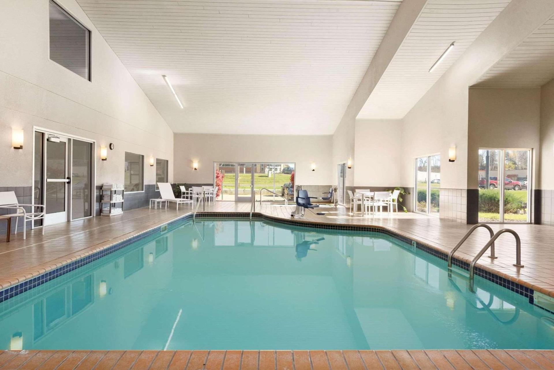 Country Inn & Suites by Radisson, Platteville, WI photo 11