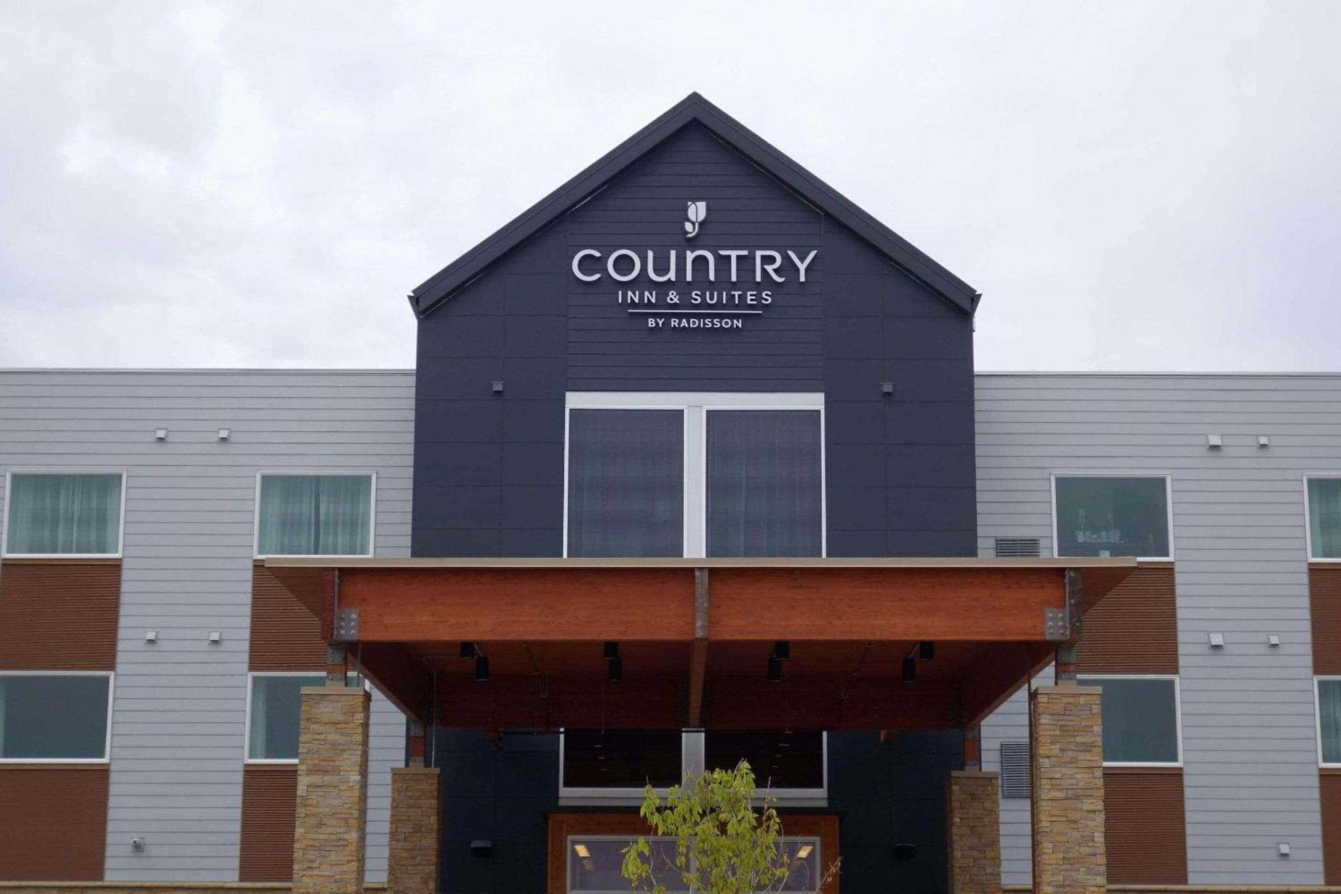 Country Inn & Suites by Radisson, Ft Atkinson, WI photo 2