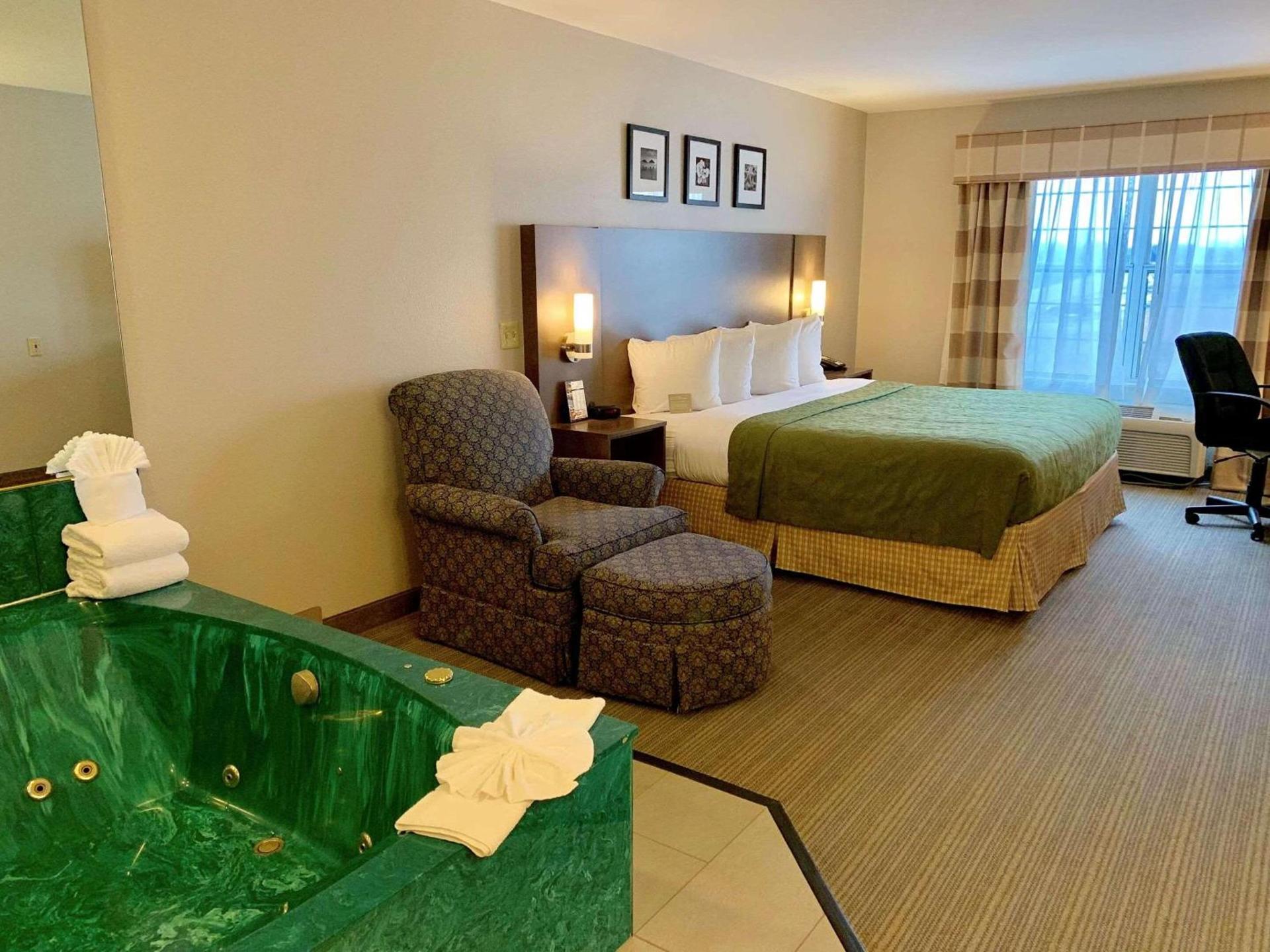 Country Inn & Suites by Radisson Kenosha - Pleasant Prairie photo 12