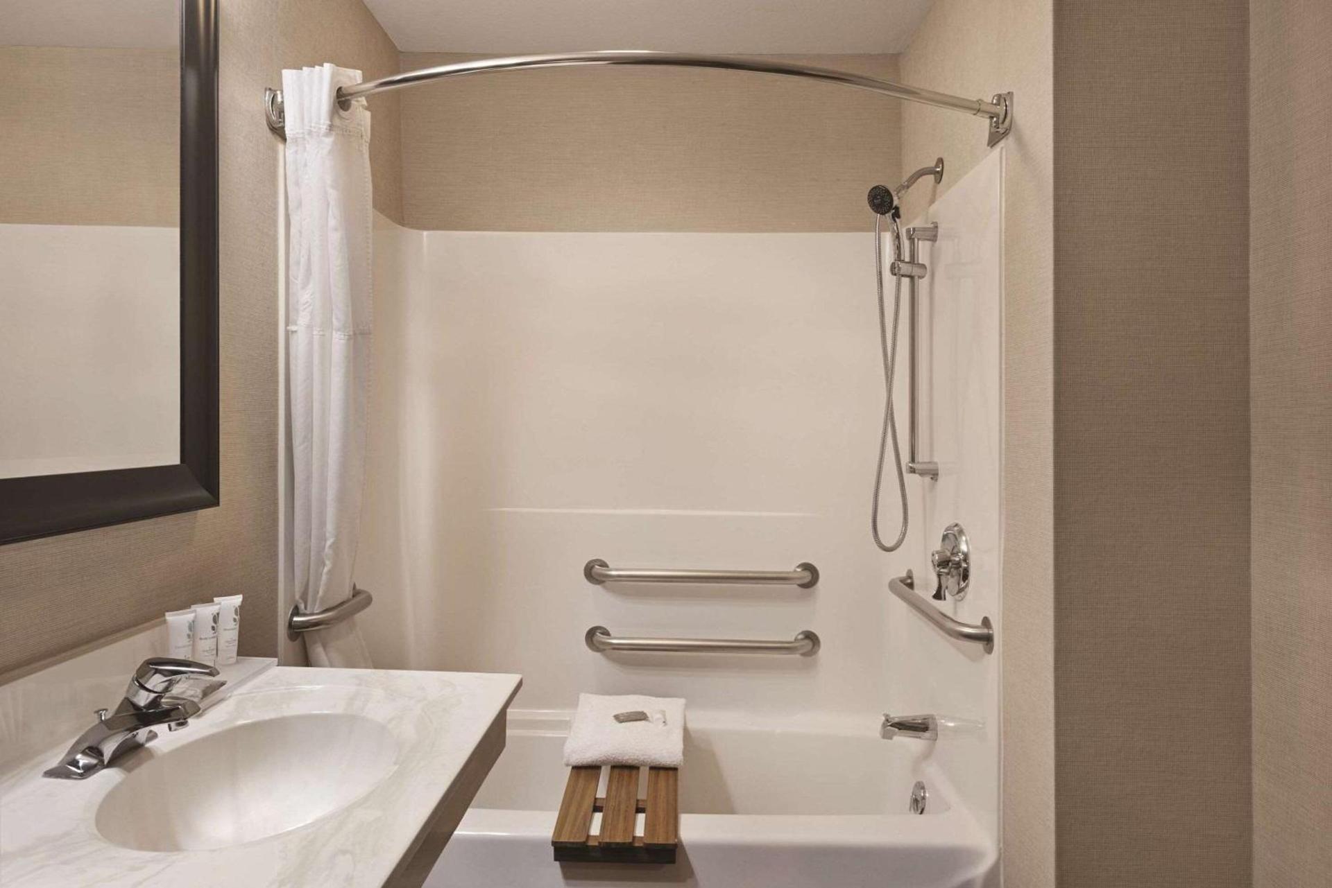 Country Inn & Suites by Radisson, Madison, WI photo 38