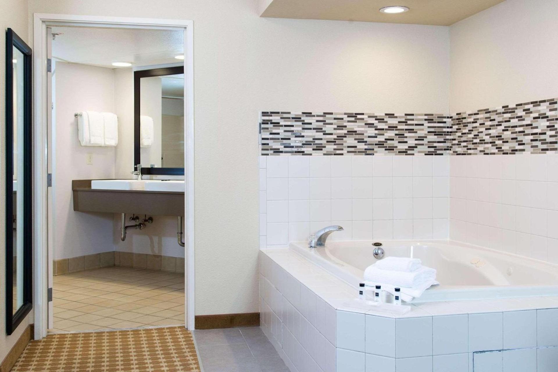 Country Inn & Suites by Radisson, Milwaukee West Brookfield , WI photo 9