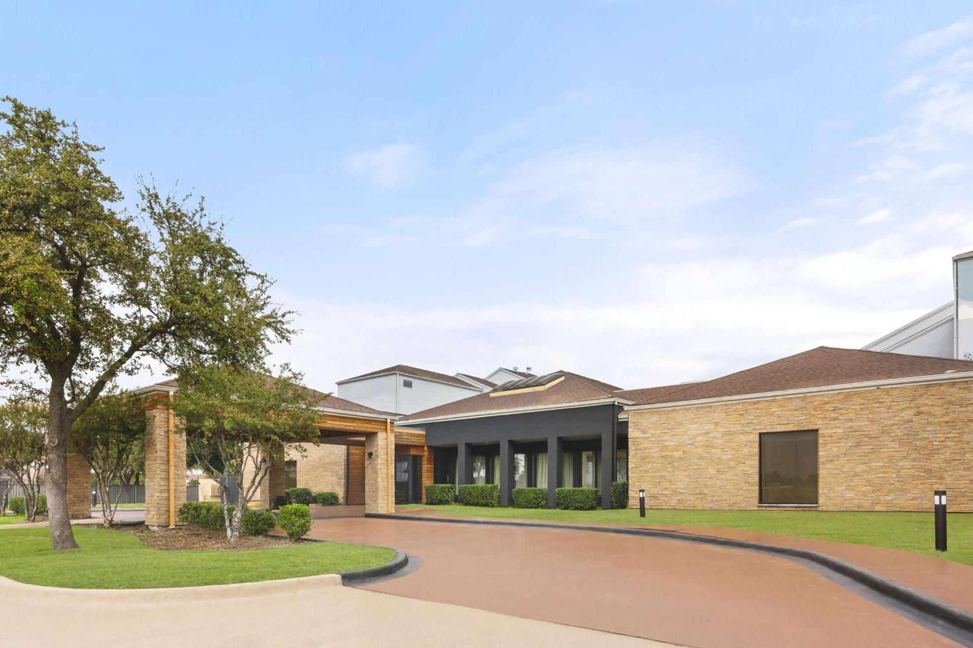 Super 8 by Wyndham Dallas Love Field Airport photo 1