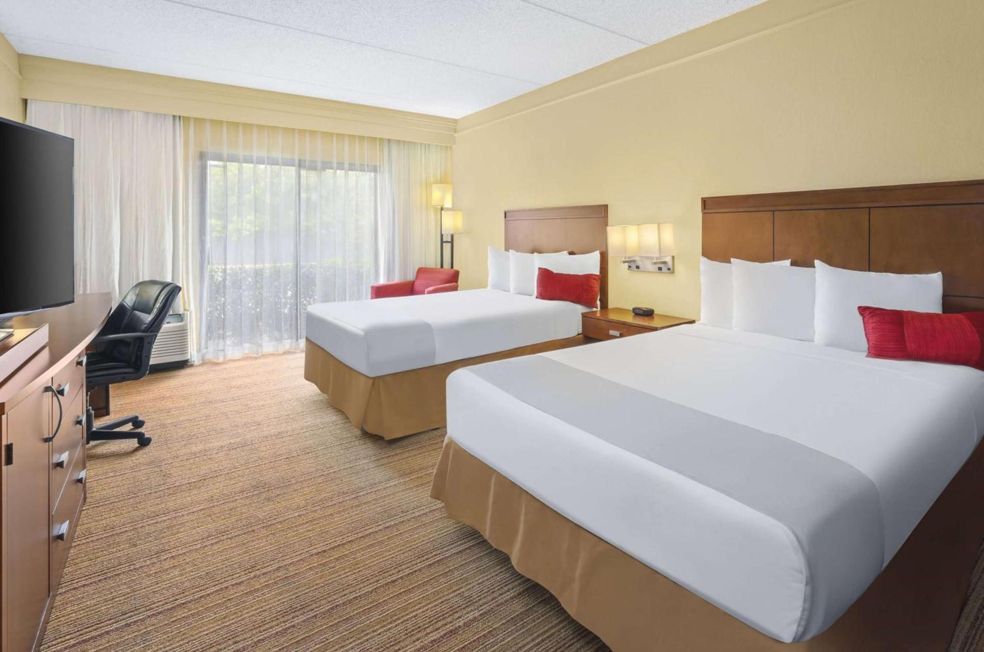 Super 8 by Wyndham Dallas Love Field Airport photo 12