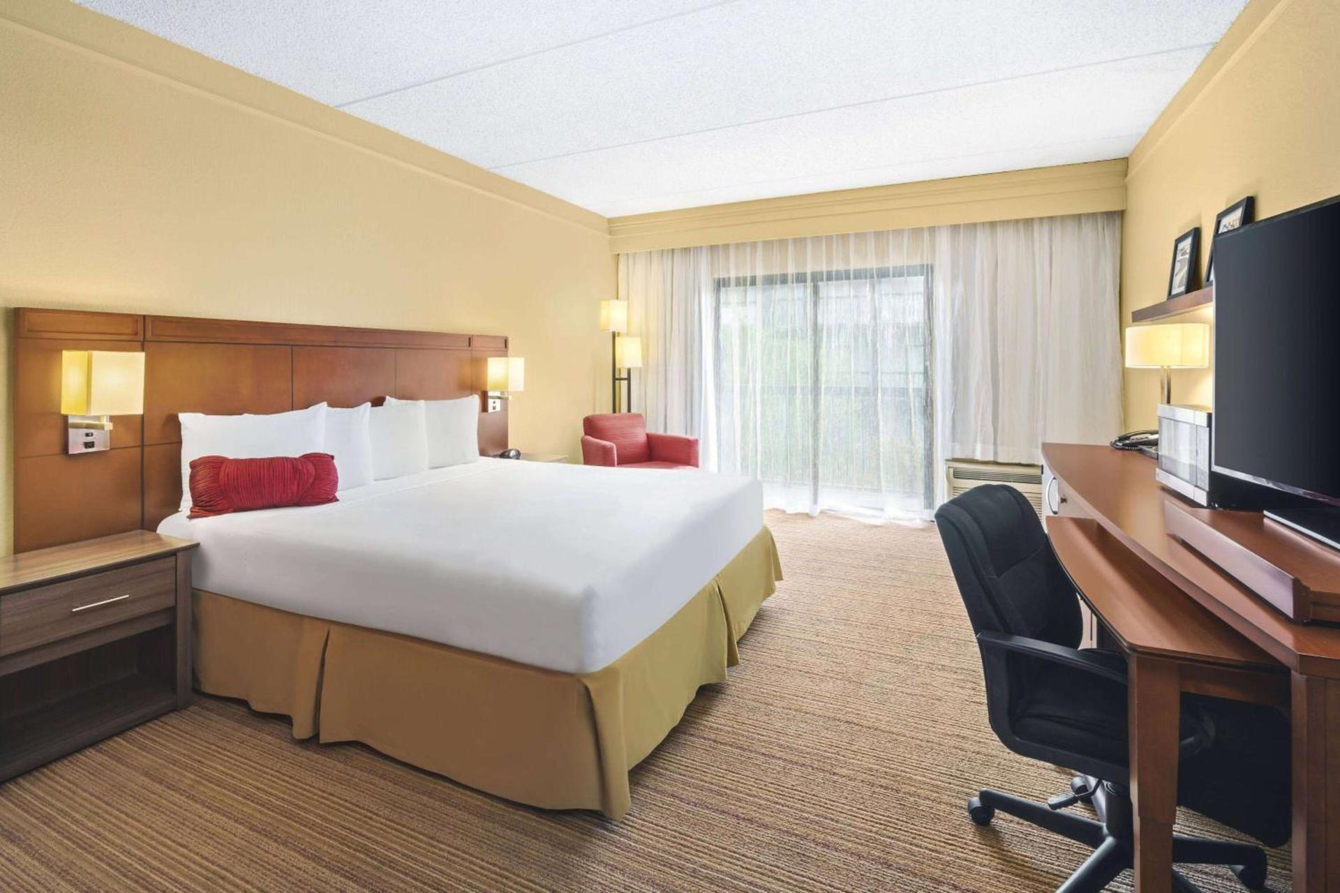 Super 8 by Wyndham Dallas Love Field Airport photo 11