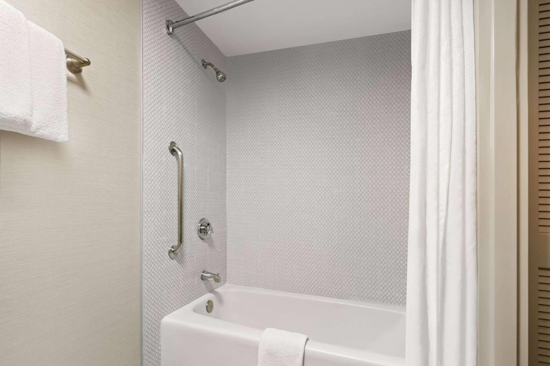 Super 8 by Wyndham Dallas Love Field Airport photo 13