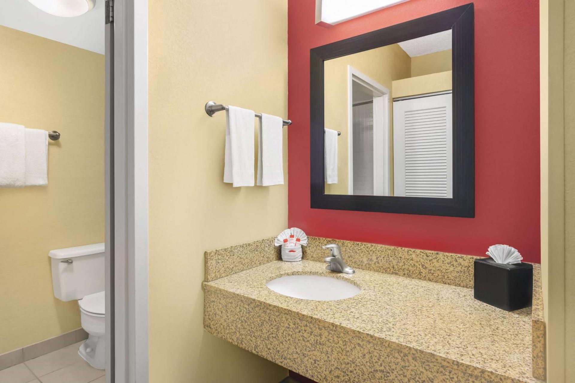 Super 8 by Wyndham Dallas Love Field Airport photo 14