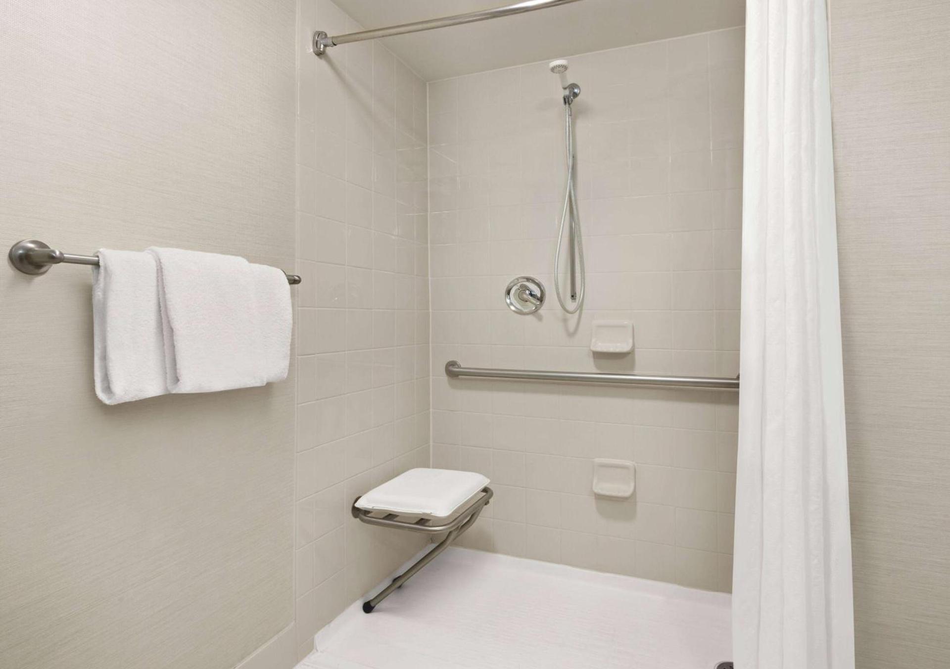 Super 8 by Wyndham Dallas Love Field Airport photo 15