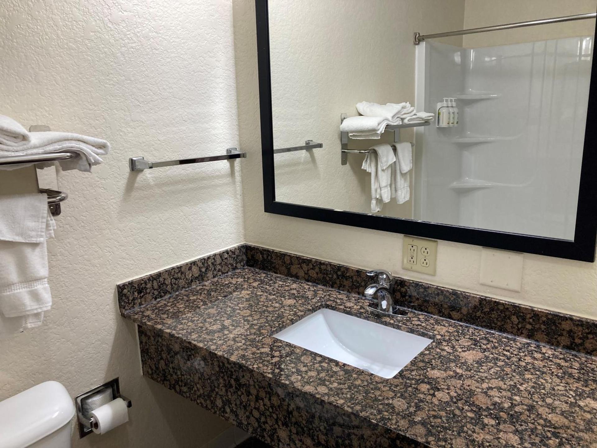 AmericInn by Wyndham Grinnell photo 36