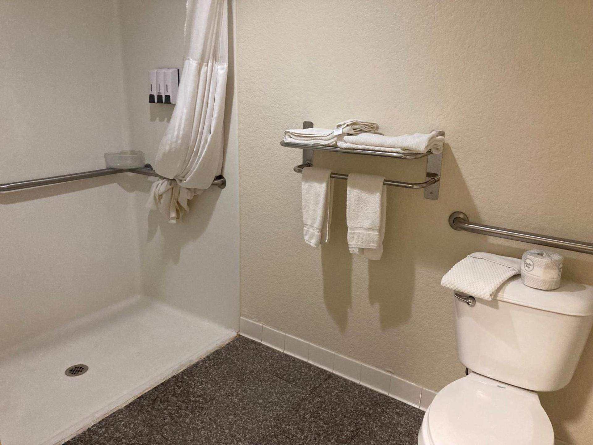 AmericInn by Wyndham Grinnell photo 39