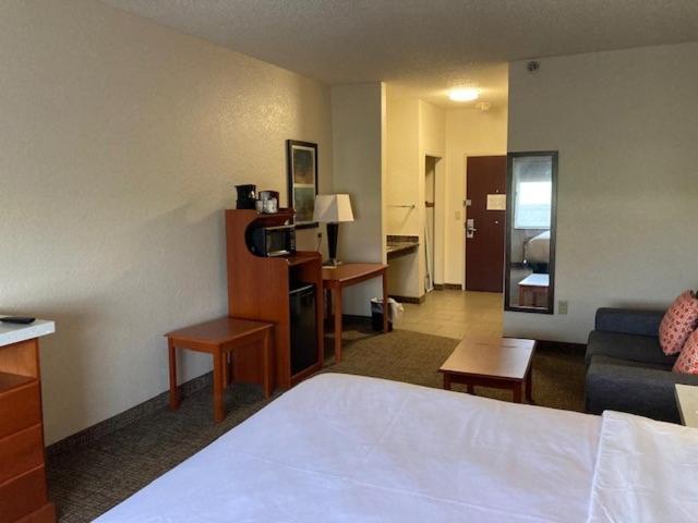 AmericInn by Wyndham Grinnell photo 40