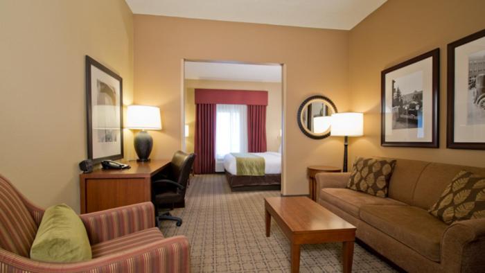 Russell Inn and Suites photo 5
