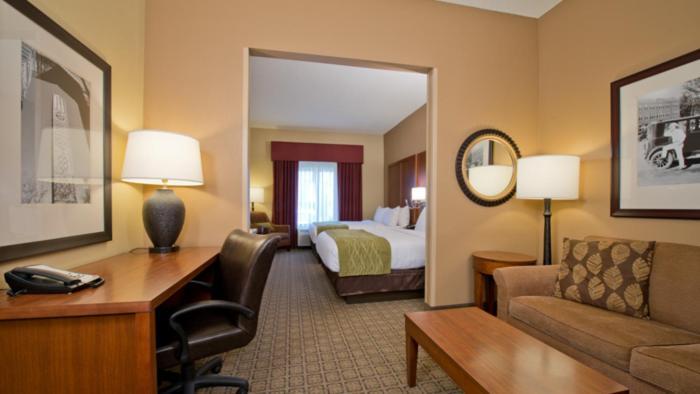 Russell Inn and Suites photo 10