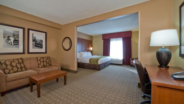 Russell Inn and Suites photo 14