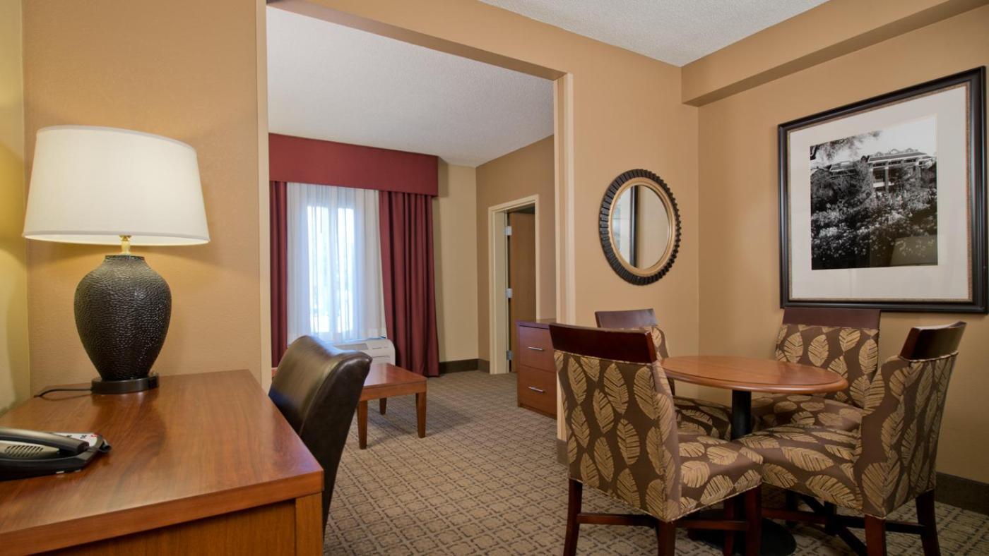 Russell Inn and Suites photo 15