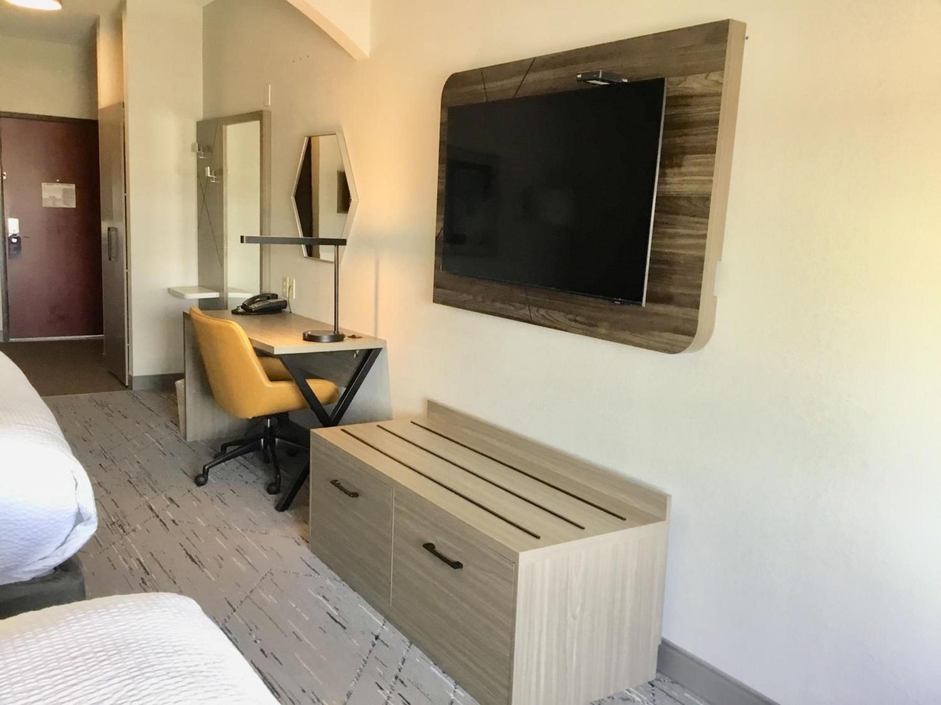 Holiday Inn Express Pratt by IHG photo 26
