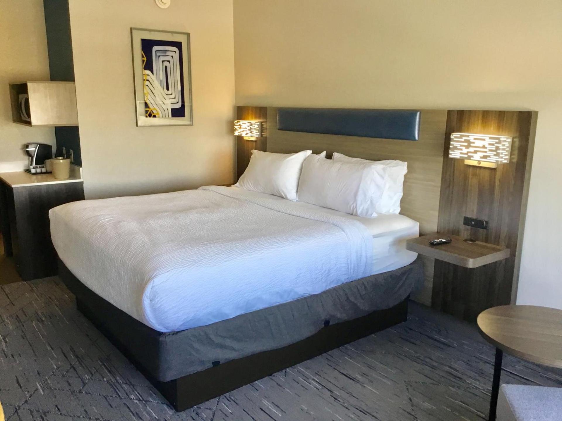 Holiday Inn Express Pratt by IHG photo 24