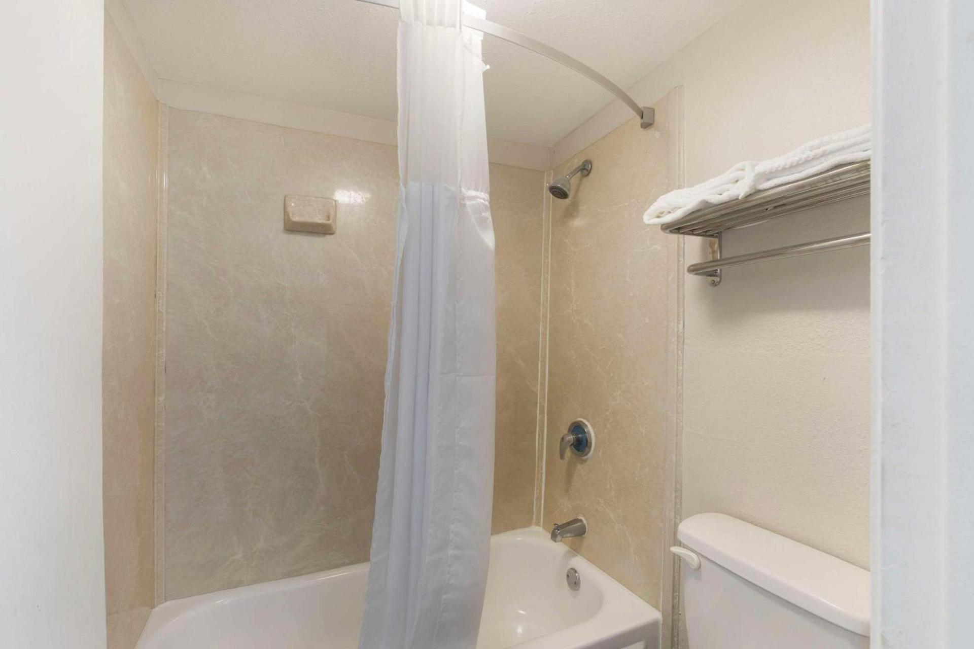 Quality Inn Memphis Downtown photo 11