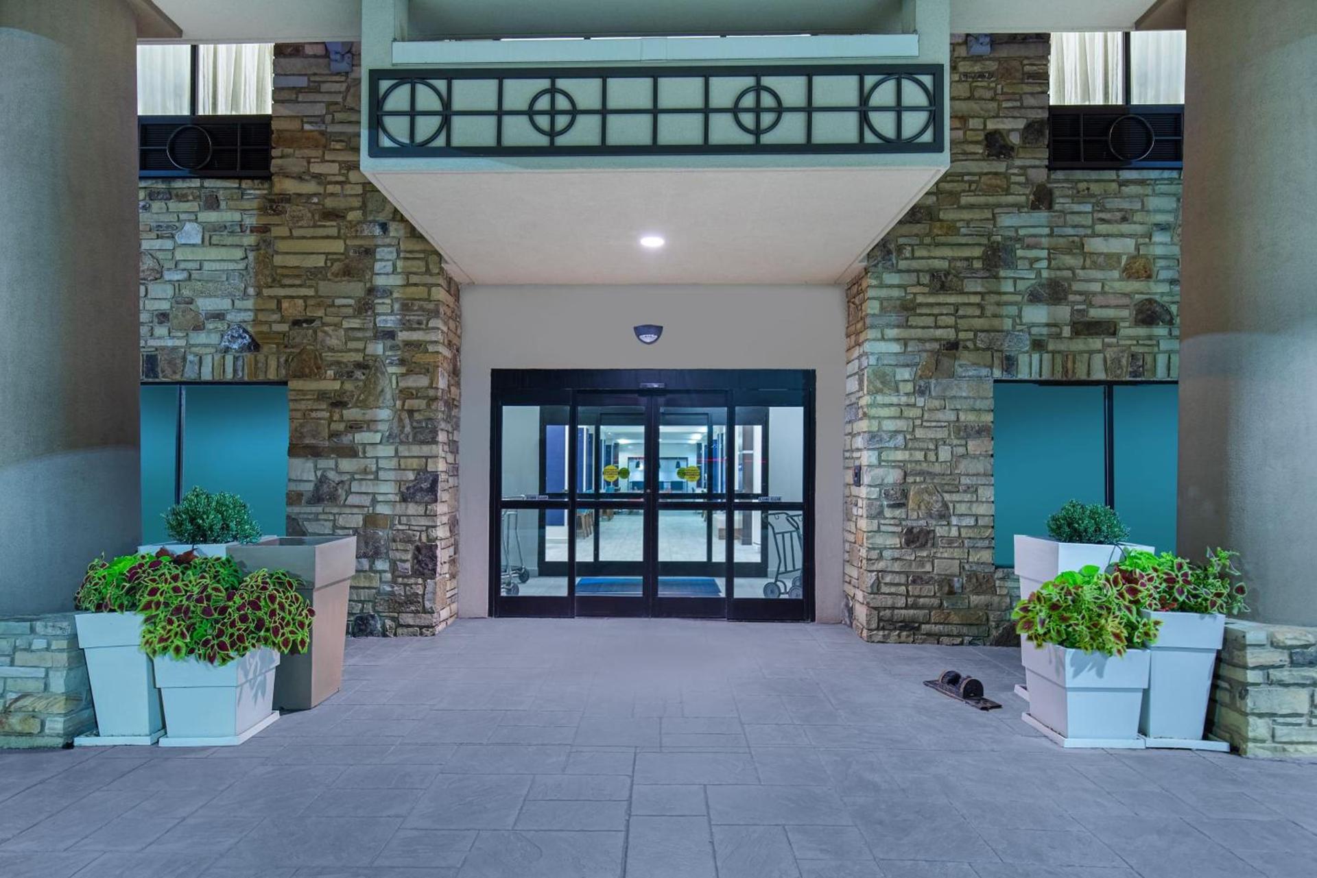 Holiday Inn Express & Suites - Cleveland Northwest by IHG photo 2