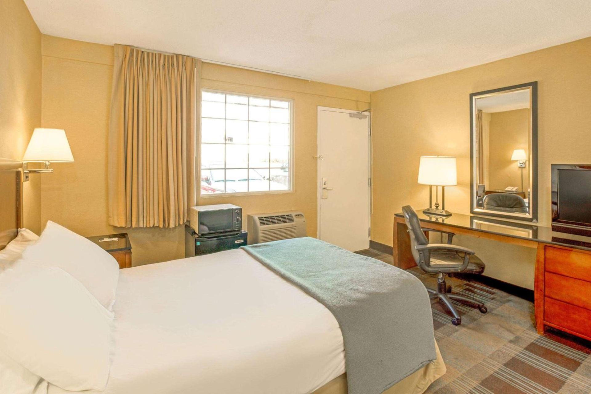 Travelodge by Wyndham Silver Spring photo 16