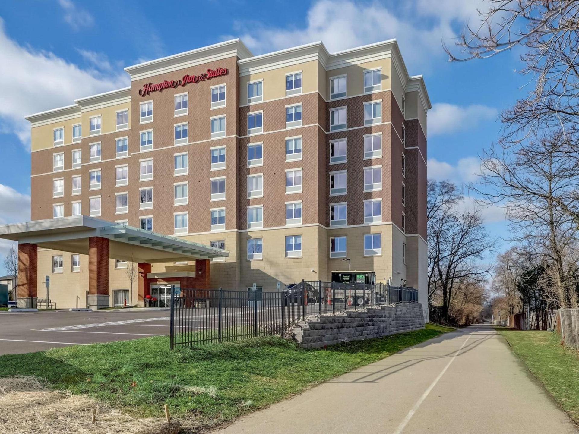 Hampton Inn & Suites Cincinnati Midtown Rookwood photo 1