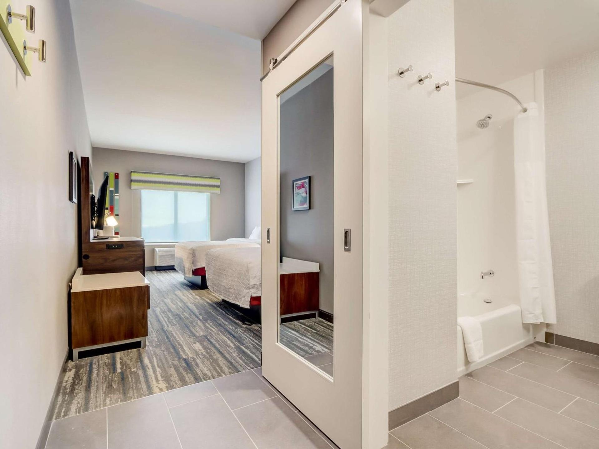 Hampton Inn & Suites Cincinnati Midtown Rookwood photo 28
