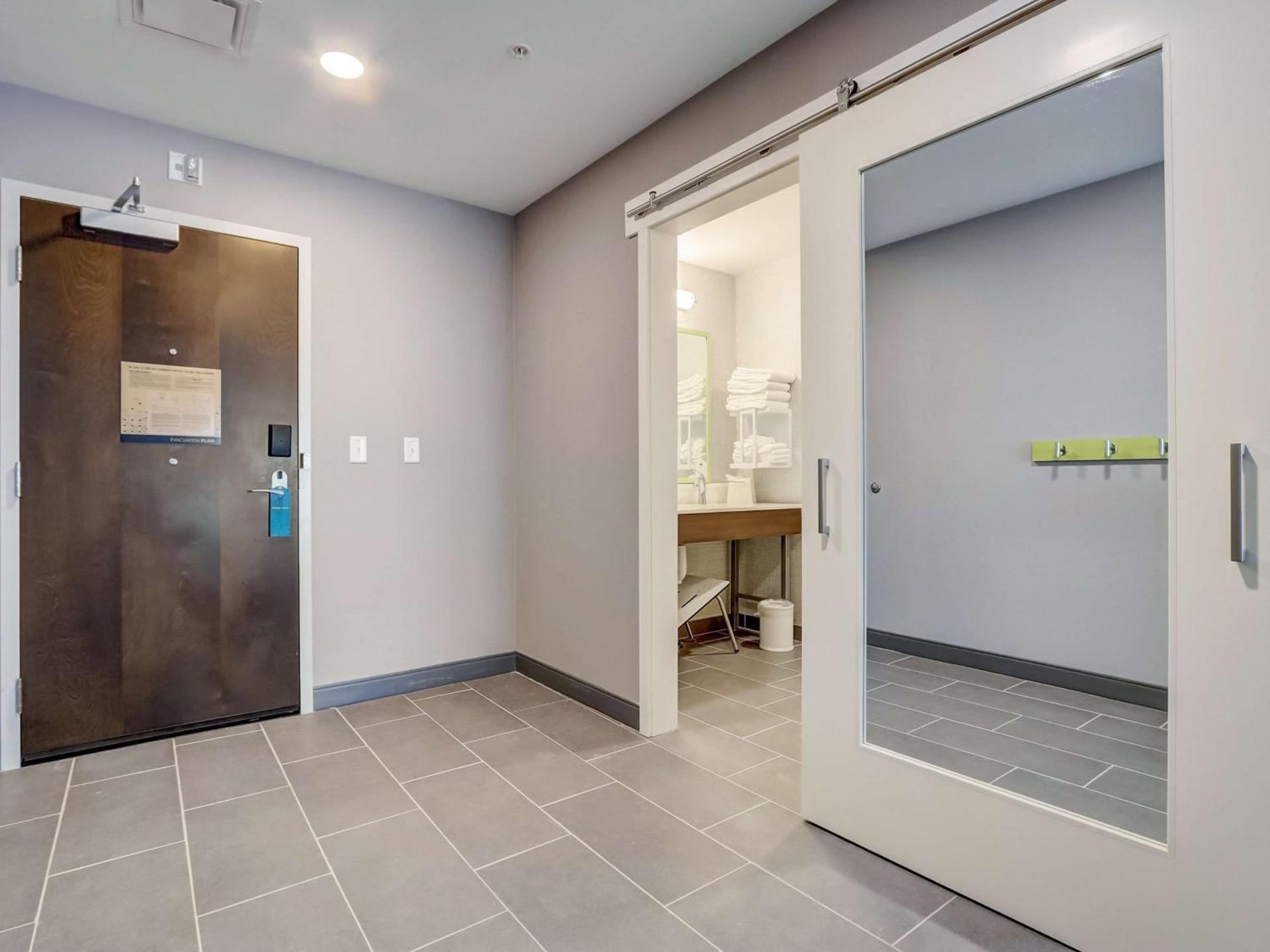 Hampton Inn & Suites Cincinnati Midtown Rookwood photo 32