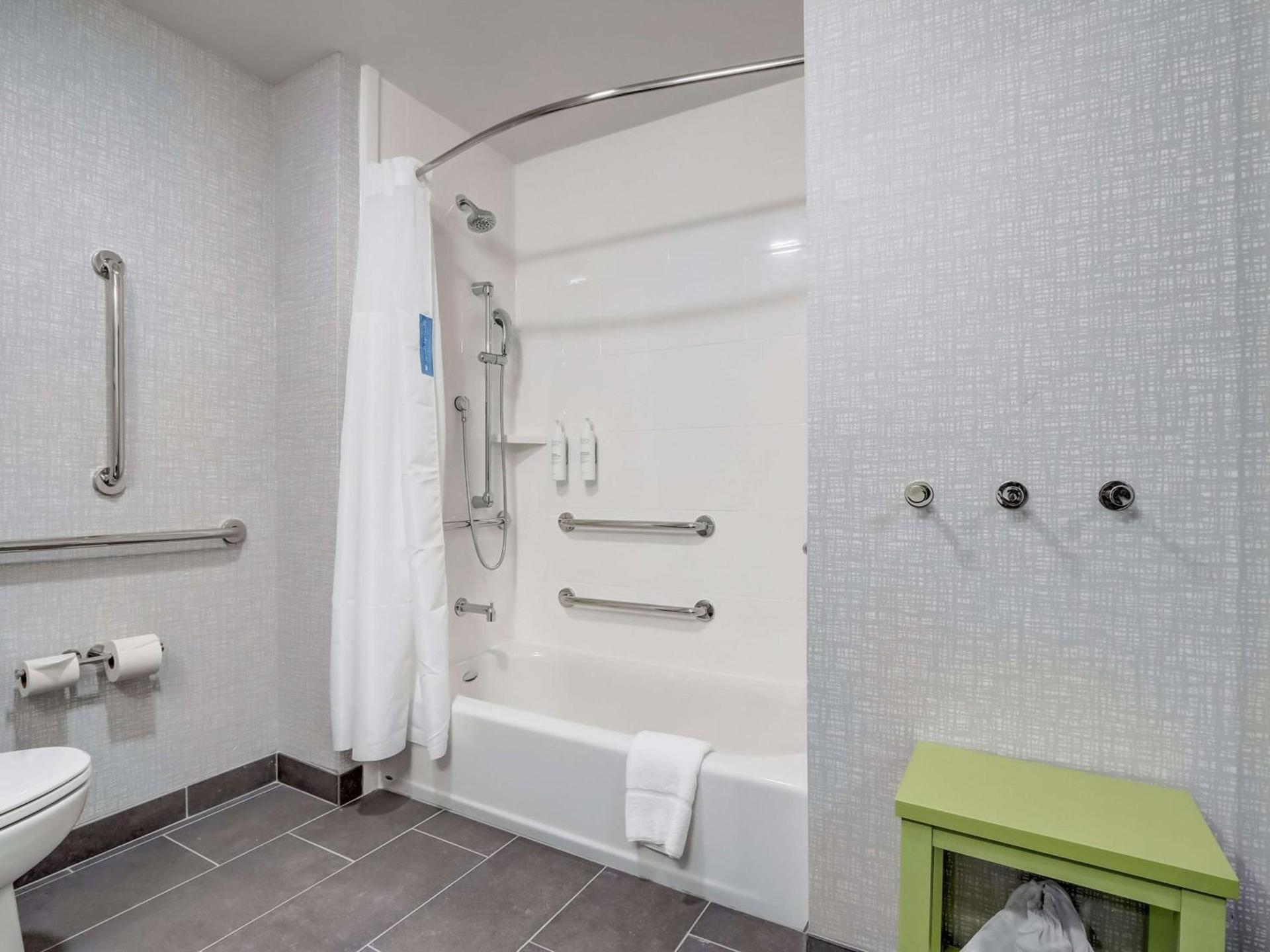 Hampton Inn & Suites Cincinnati Midtown Rookwood photo 59
