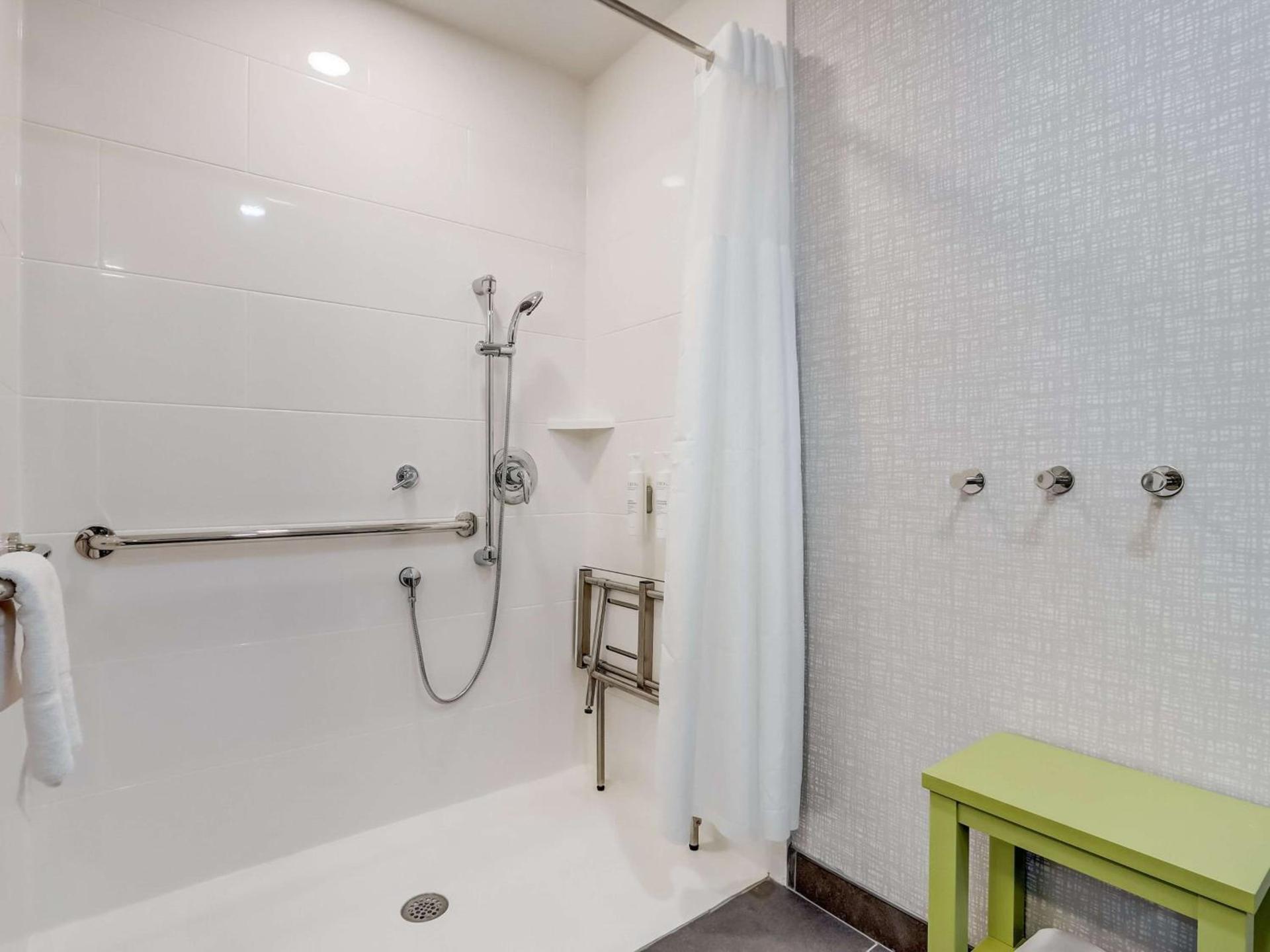 Hampton Inn & Suites Cincinnati Midtown Rookwood photo 75