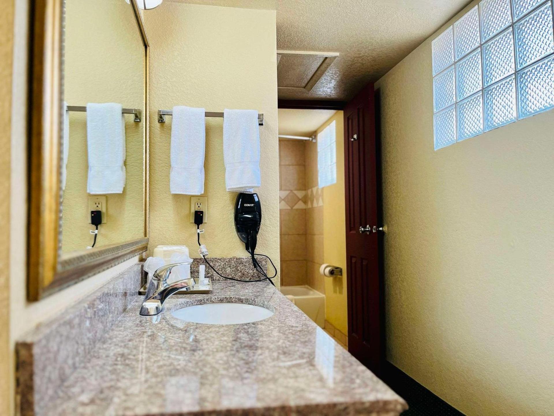 Econo Lodge Del Rio photo 12