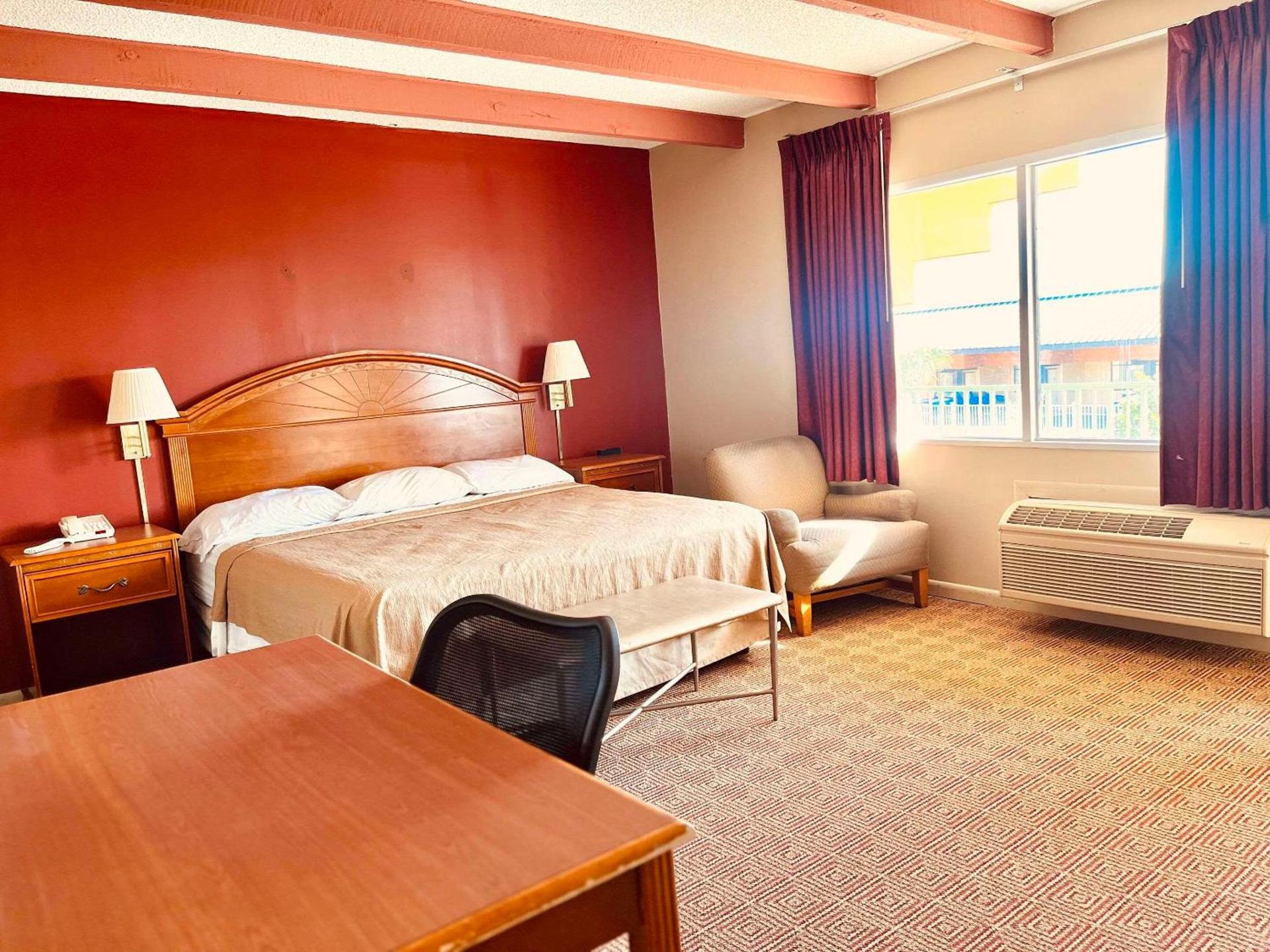 Econo Lodge Del Rio photo 4