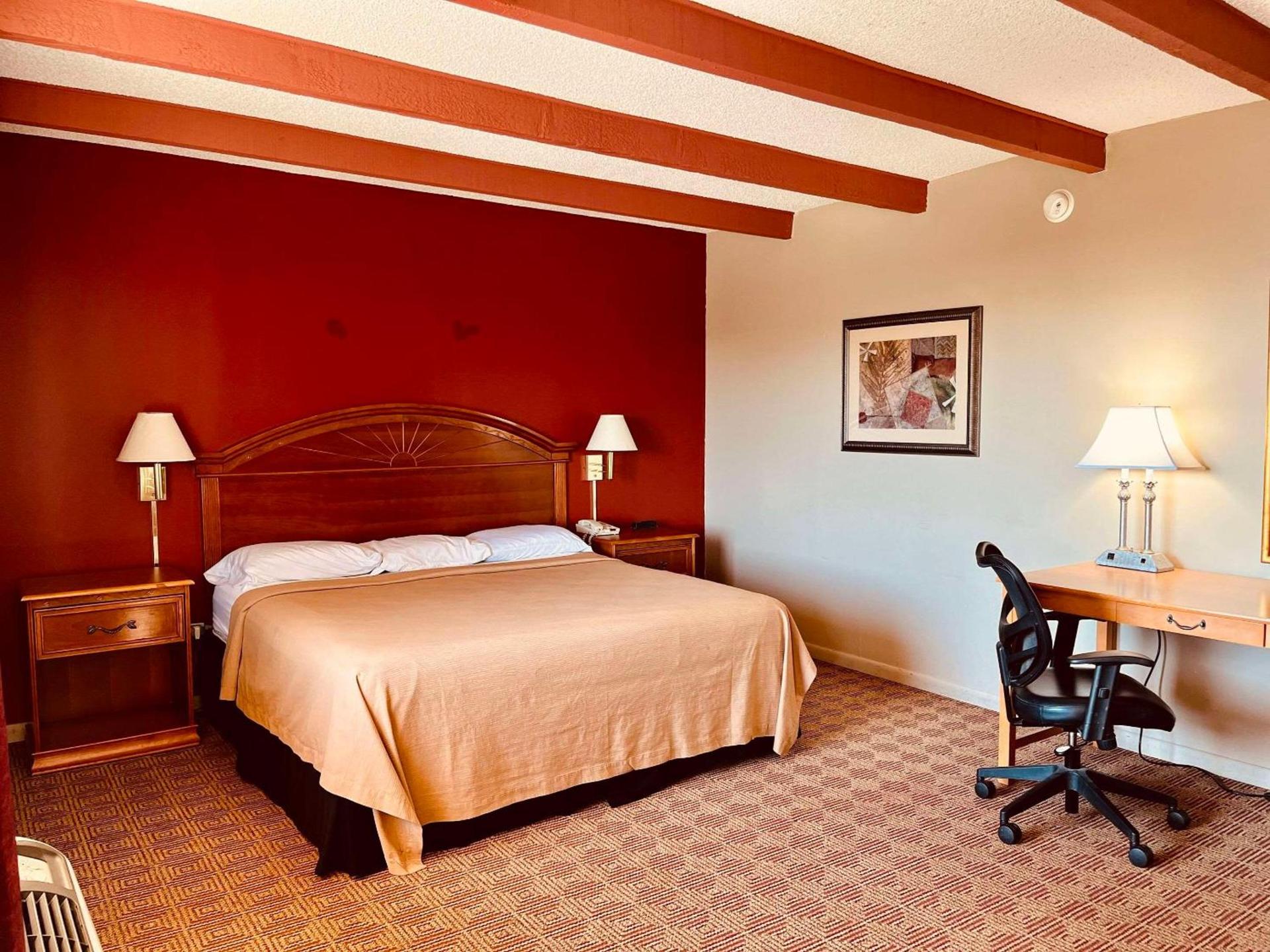 Econo Lodge Del Rio photo 11