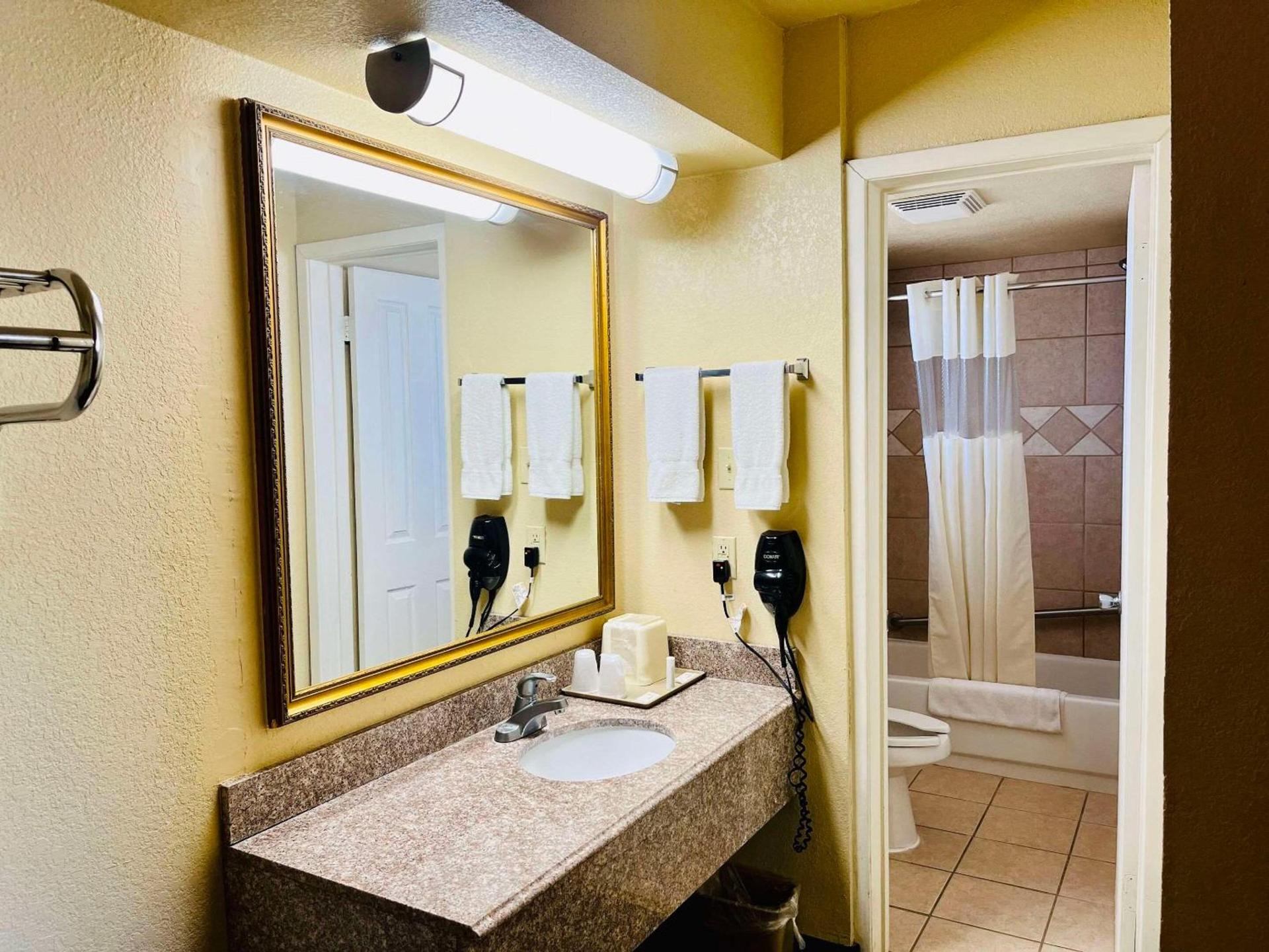 Econo Lodge Del Rio photo 15